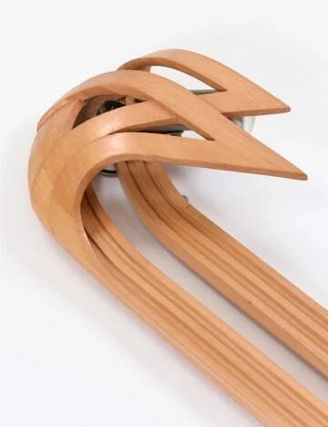 Vincent Gonzalez: sculpted wall lamp in bent wood, 1970s design.