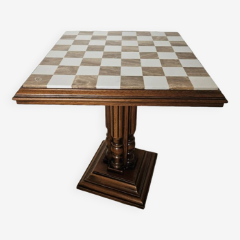 Table d'échecs en onyx sur pied en bois