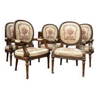 Suite de cinq fauteuils à dossier médaillon de style Louis XVI