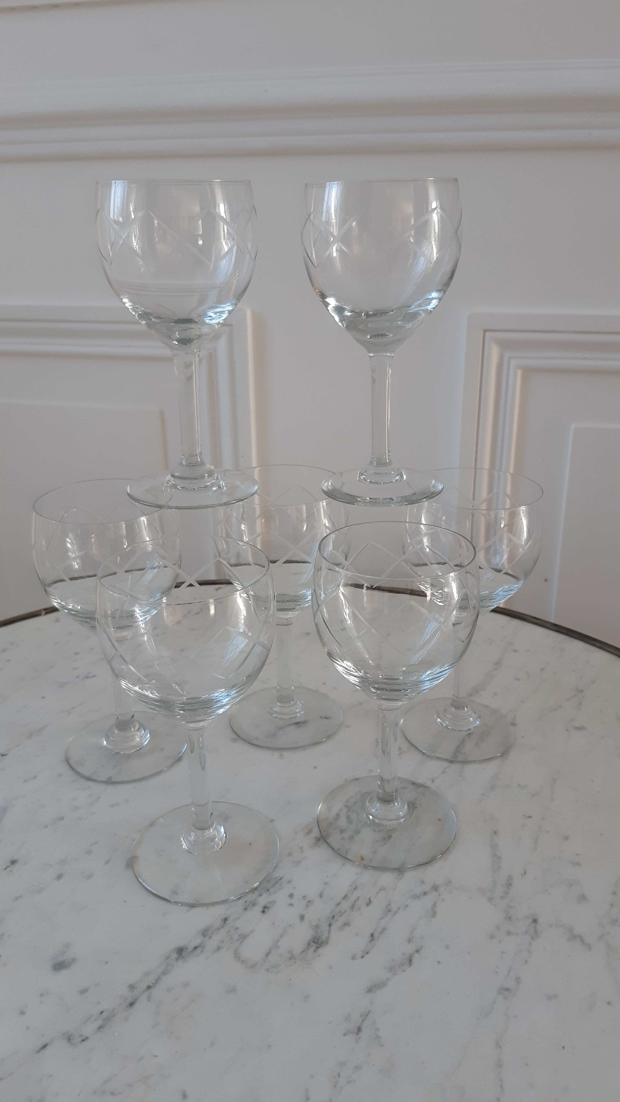 Set of 7 wine glasses engraved 50s