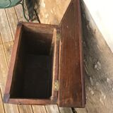 Coffre en bois sculpté et estampille a. dubois