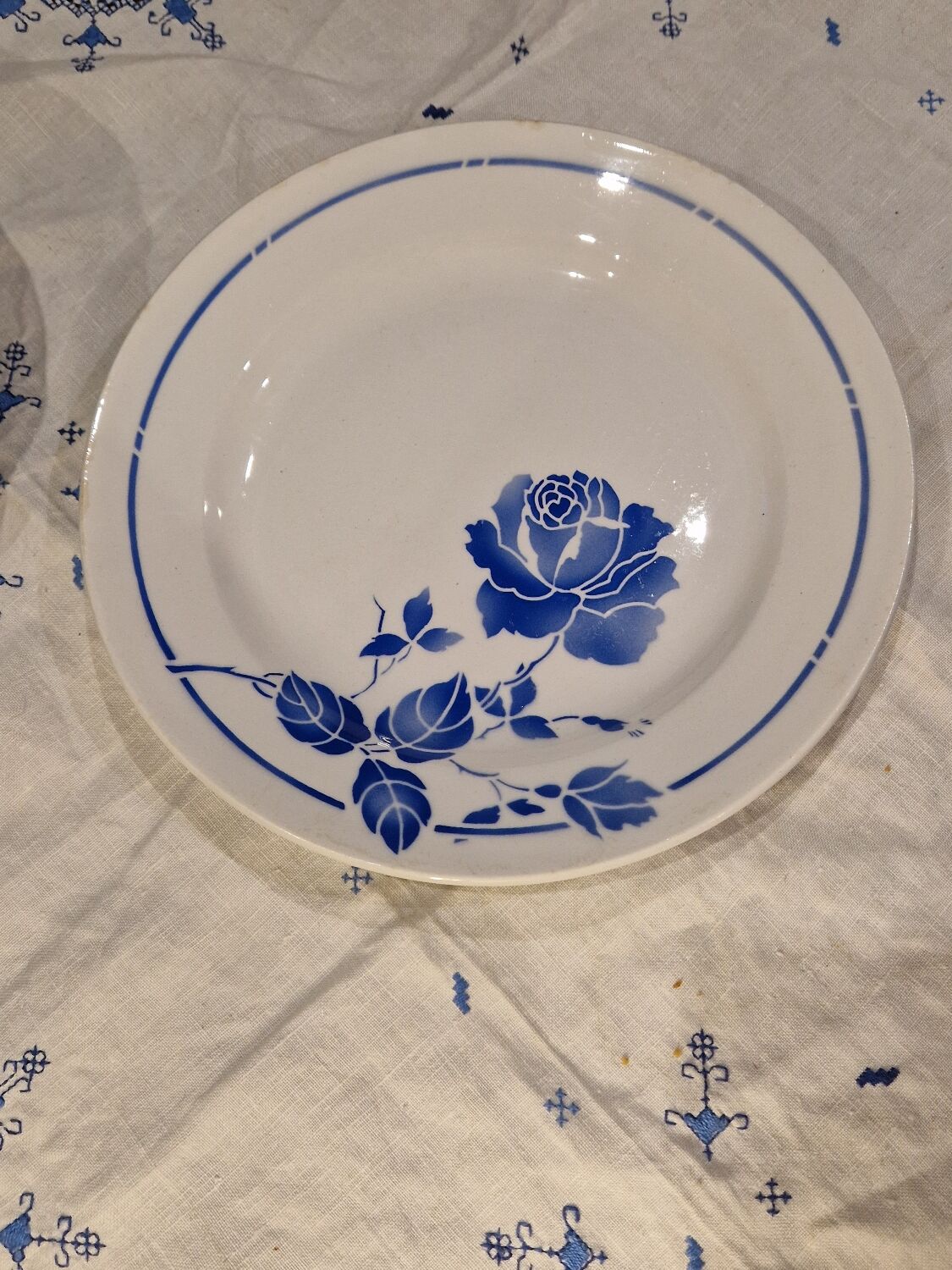 Soup tureen and dish set