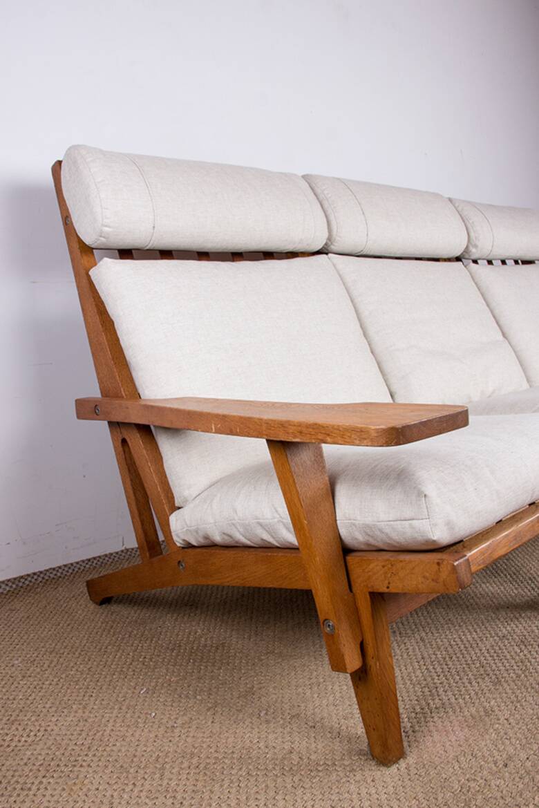 Danish sofa in solid oak and fabric, model GE375 by Hans Wegner 1960.