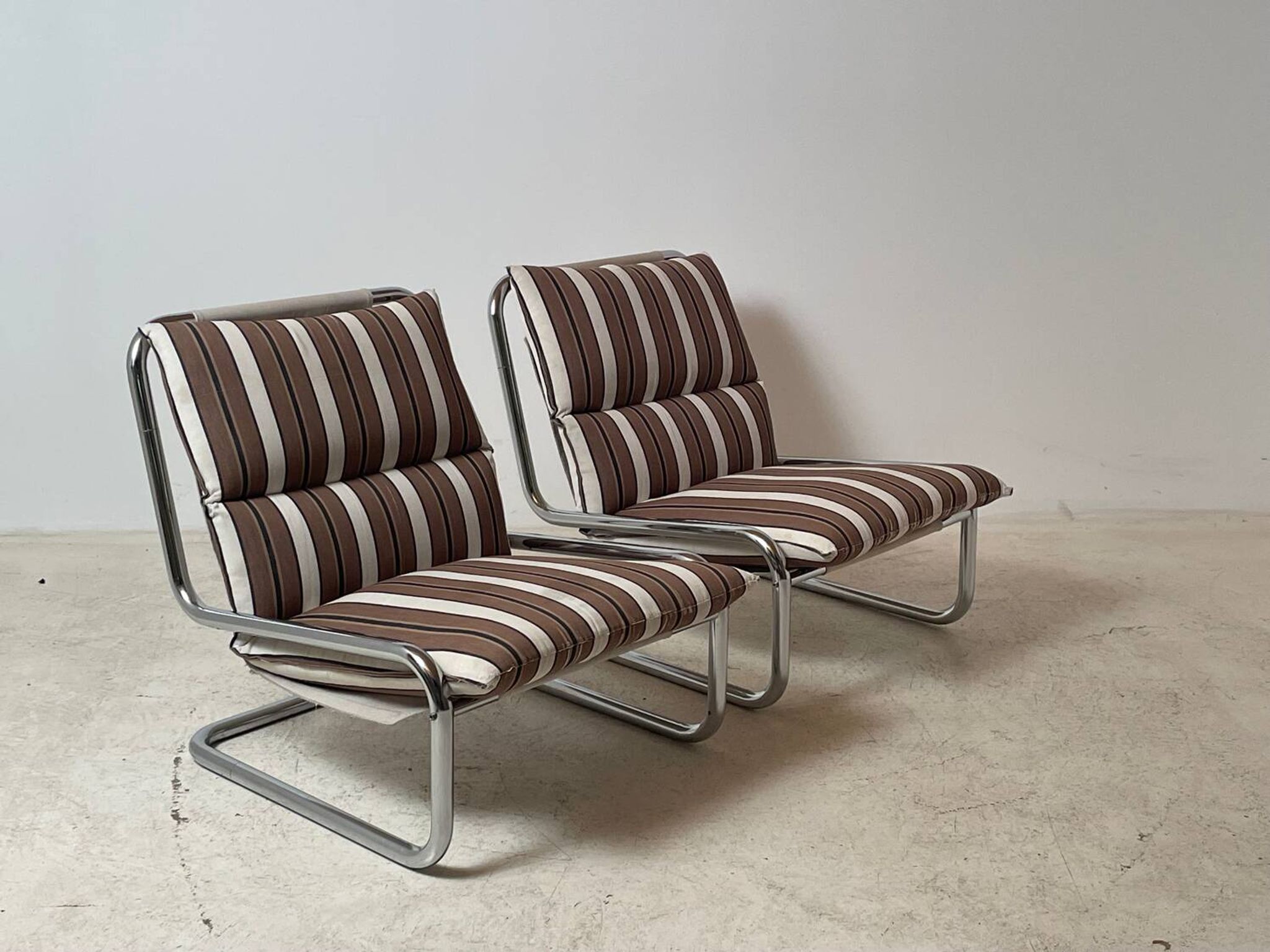 Paire de chauffeuses cantilever 1970