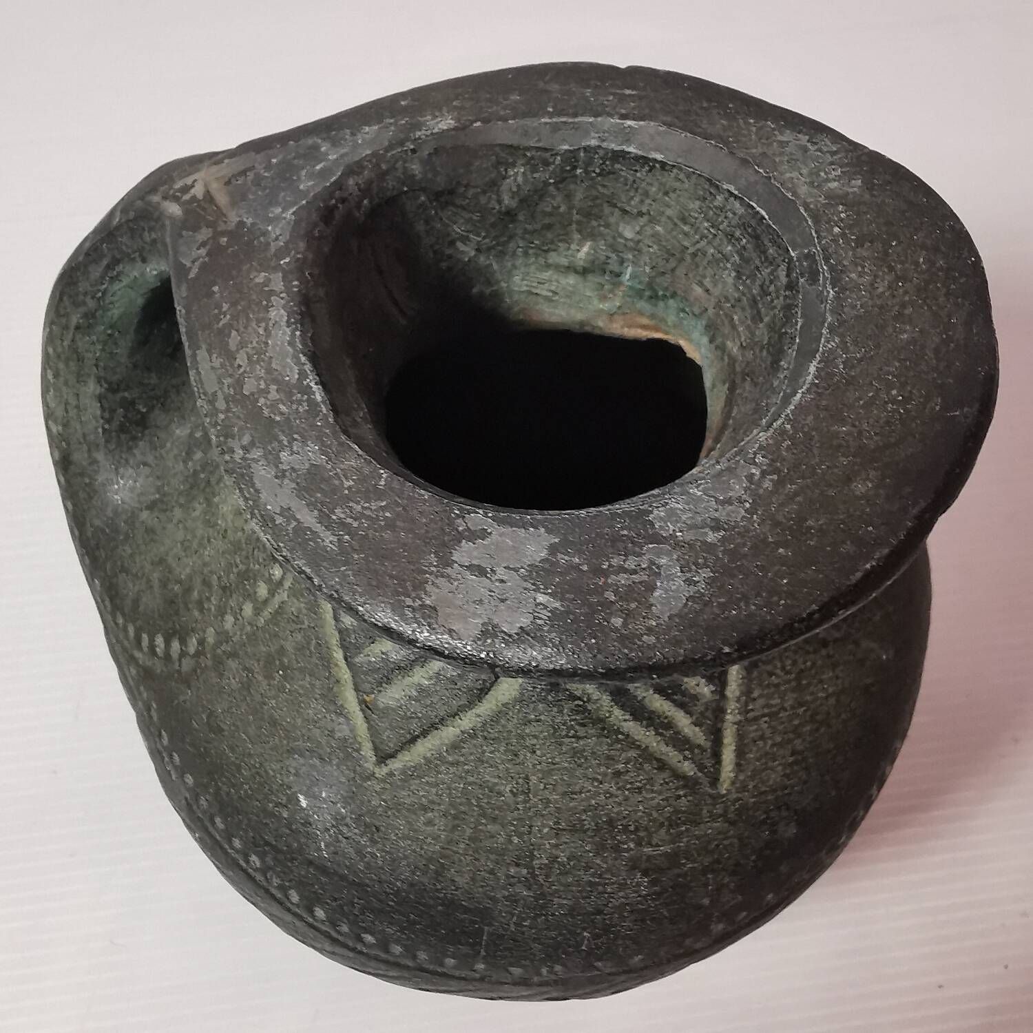 Vintage native american jug pot with geometric patterns in green / gray tones