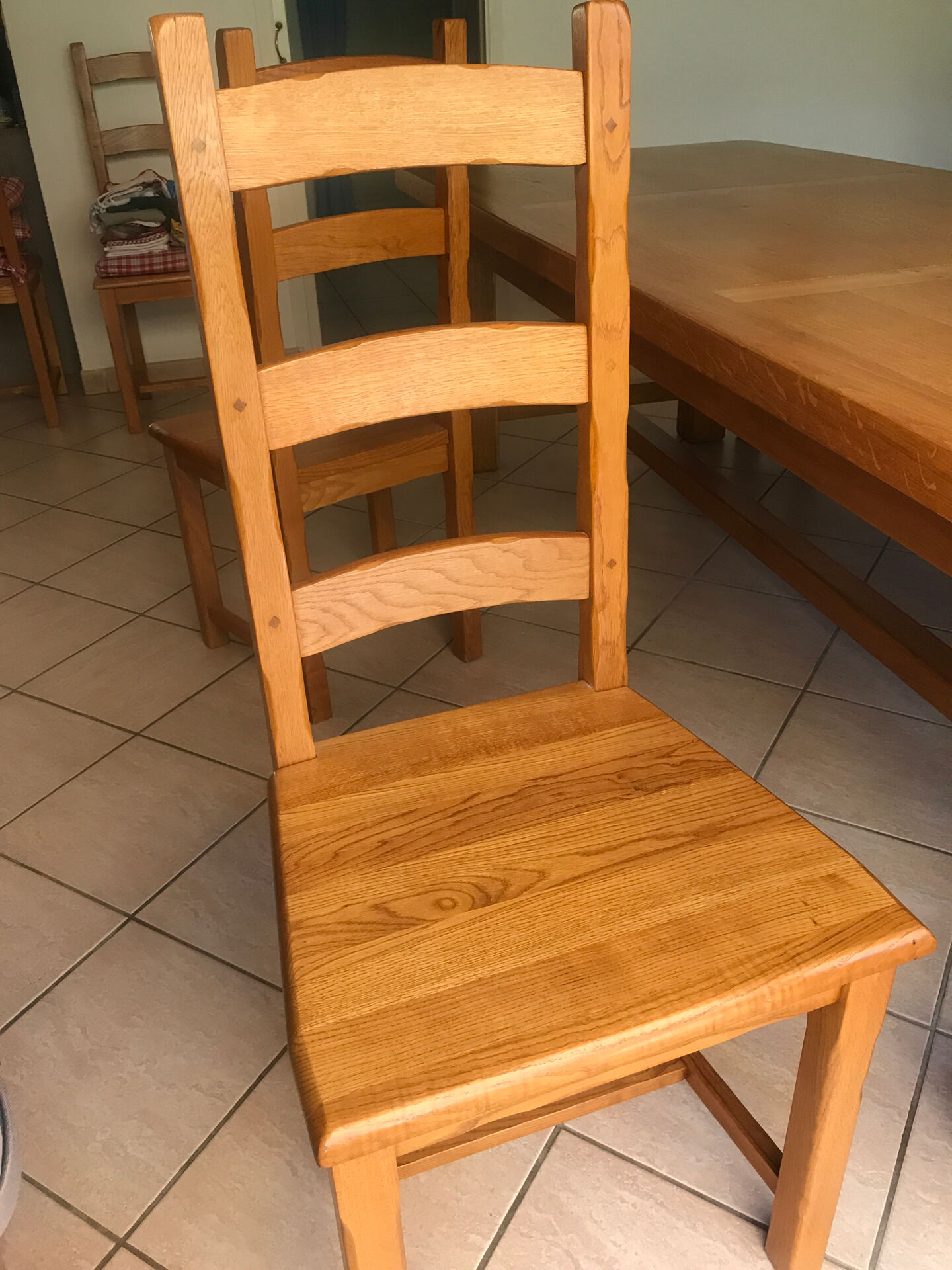 Solid oak dining table made by a craftsman cabinetmaker.