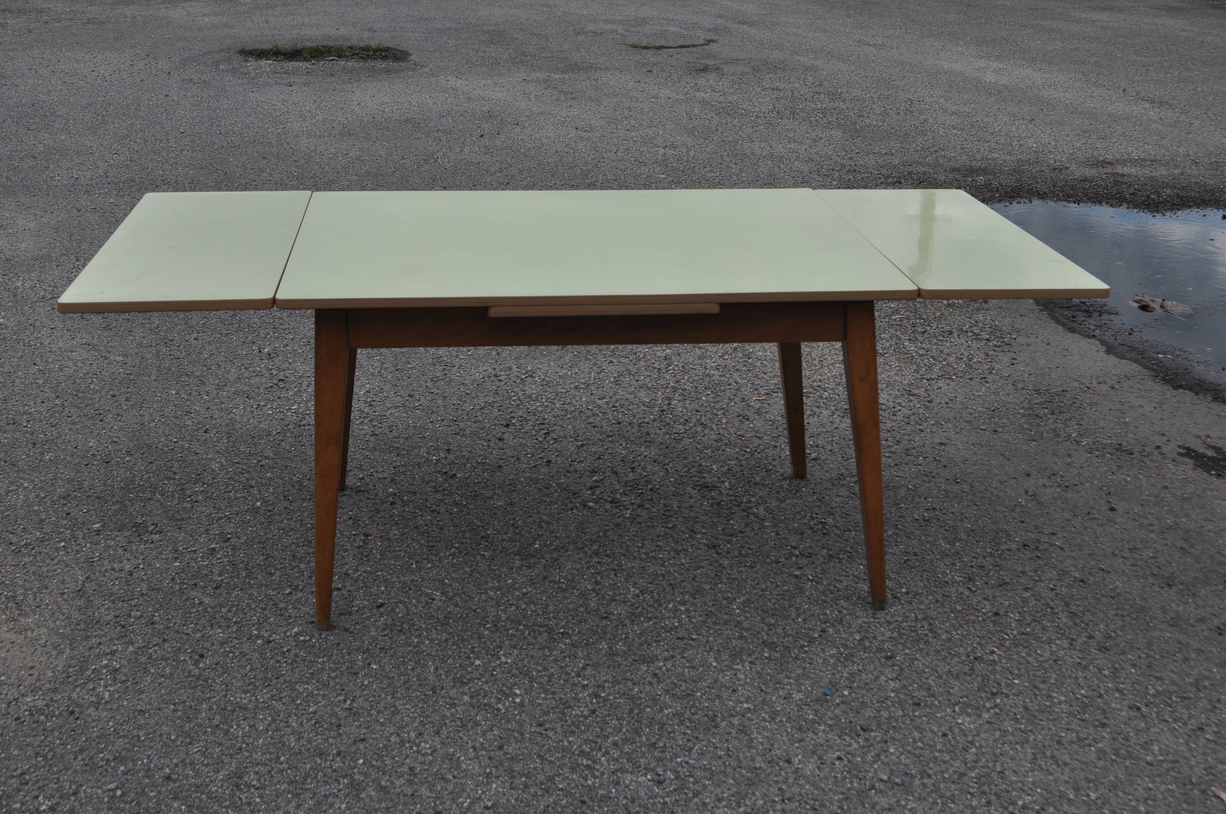 Table en formica jaune