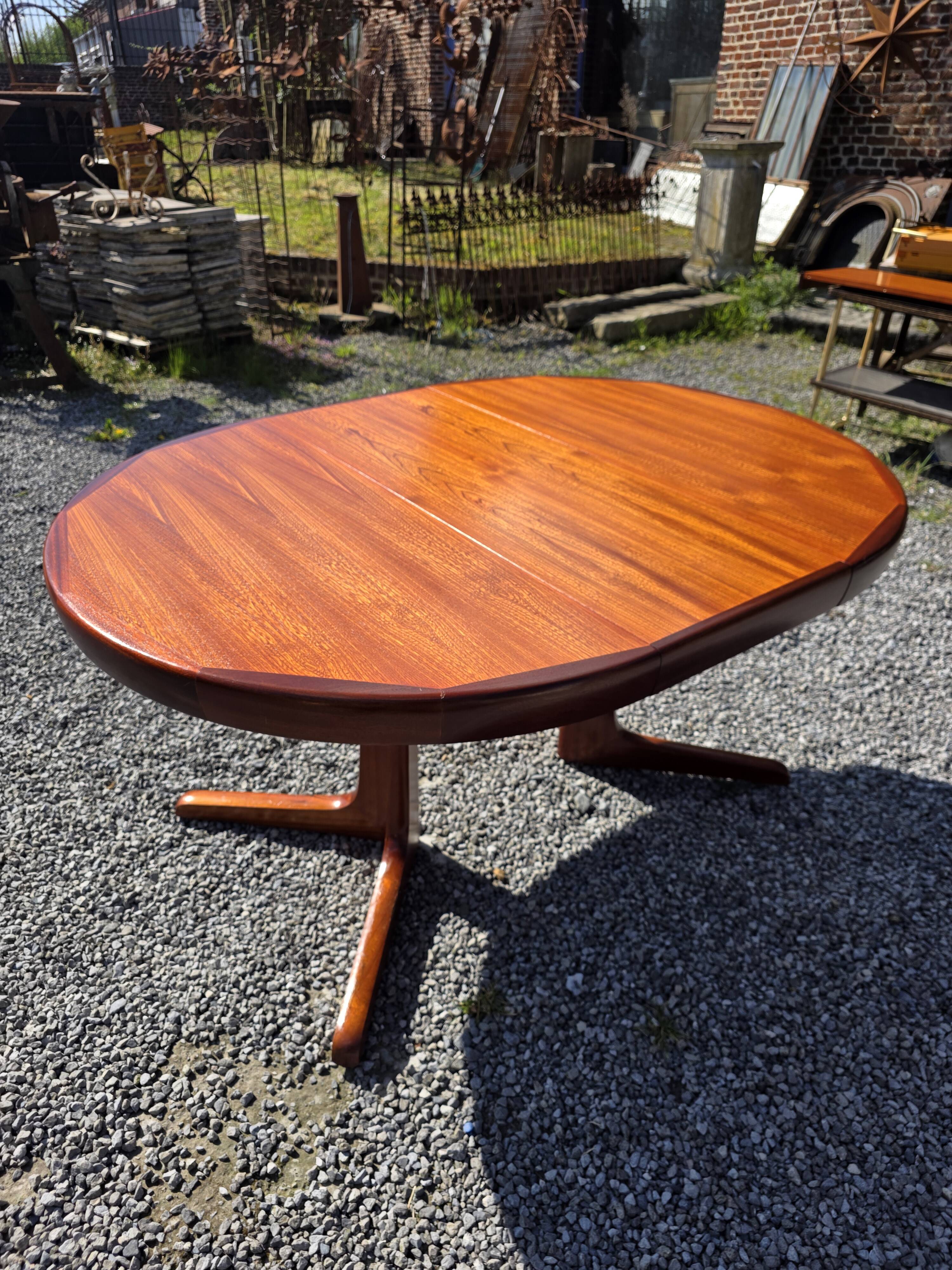 Baumann extendable table in teak from the 1960s.