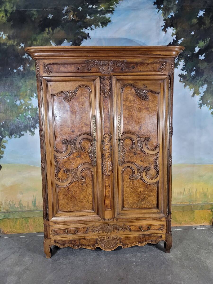 Armoire Bressane de style Louis XV