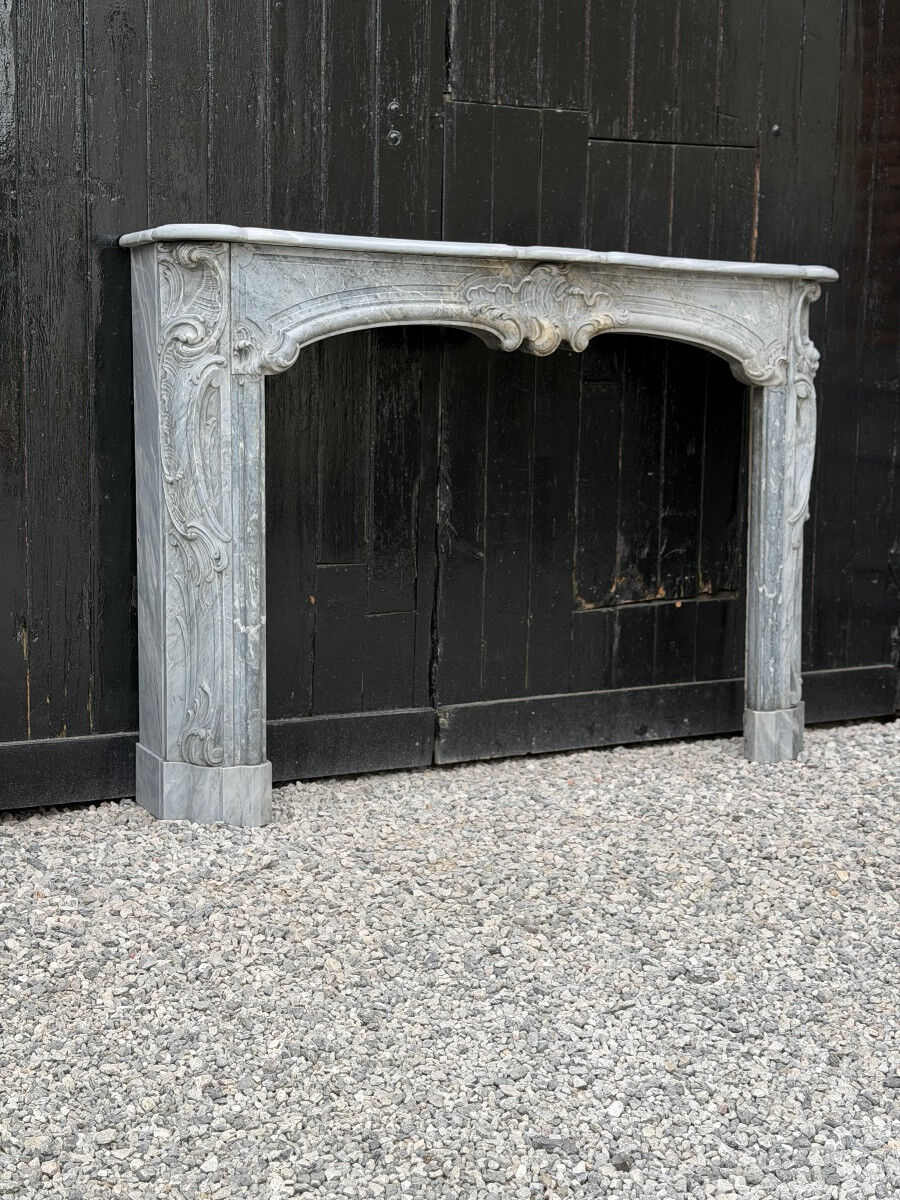 Louis XV fireplace in blue Turquin marble, 18th century.