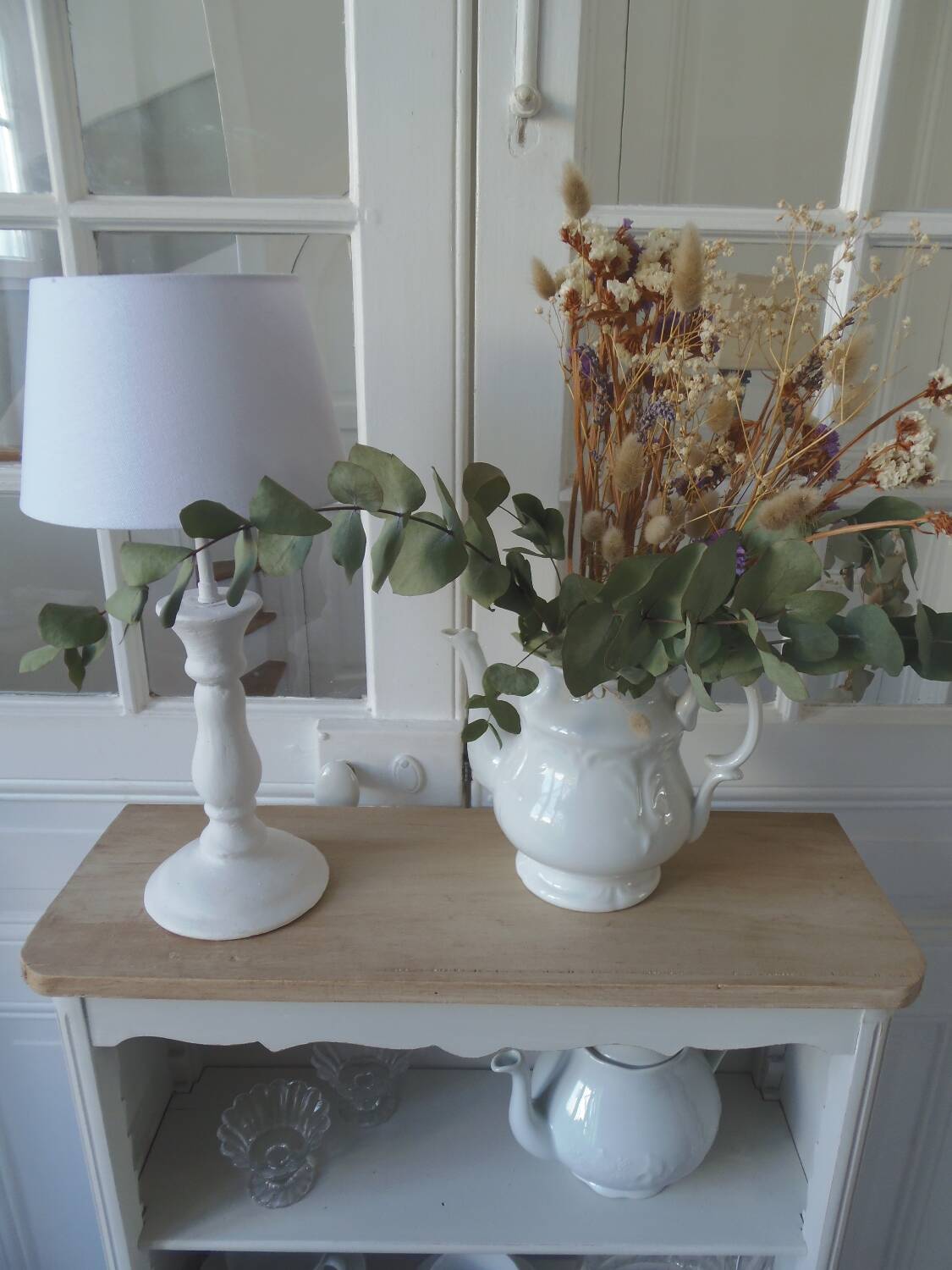 Small bookcase, 2 adjustable pearl gray patinated shelves, wooden top