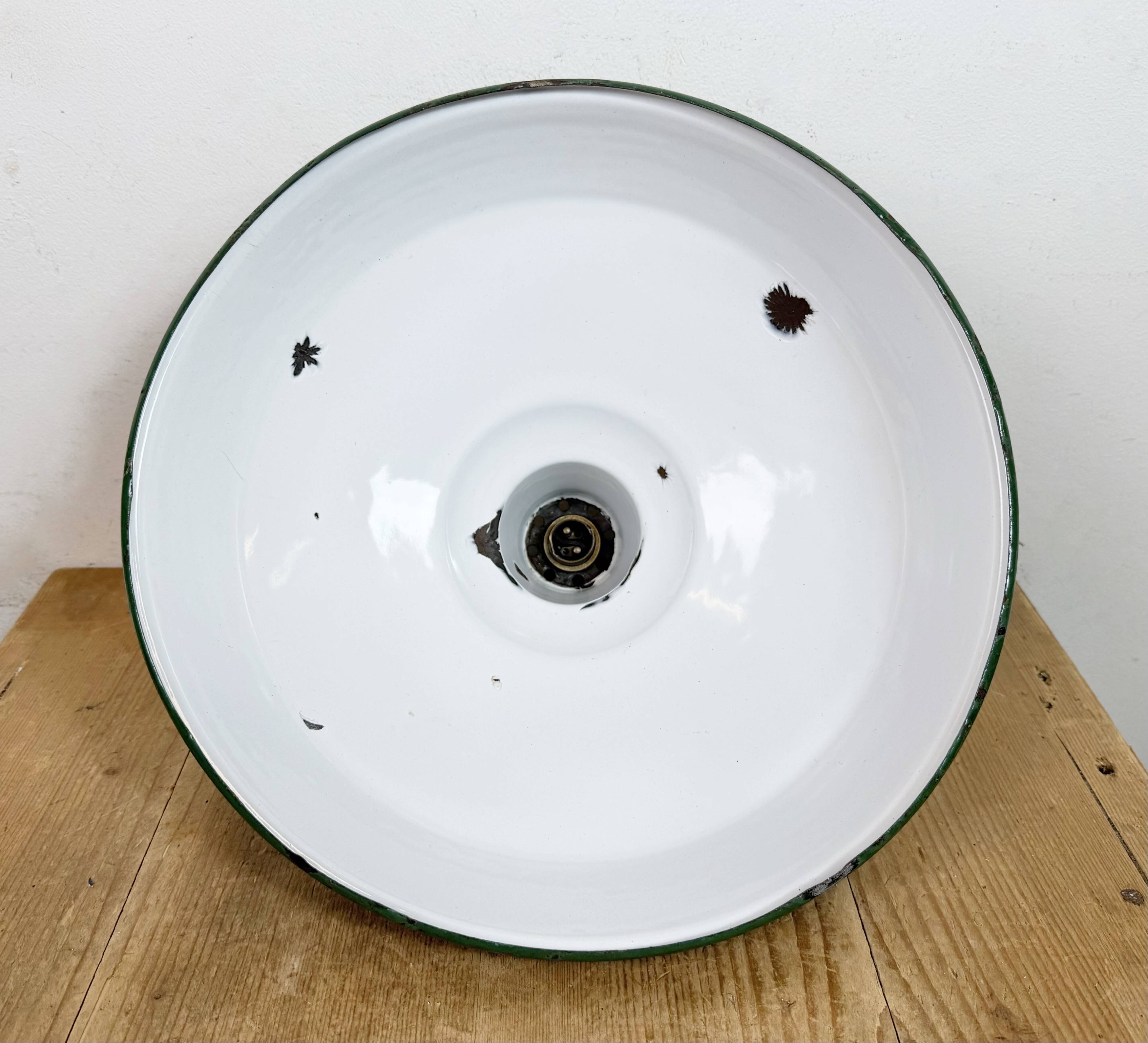 Lampe suspendue en émail vert britannique industriel, années 1960