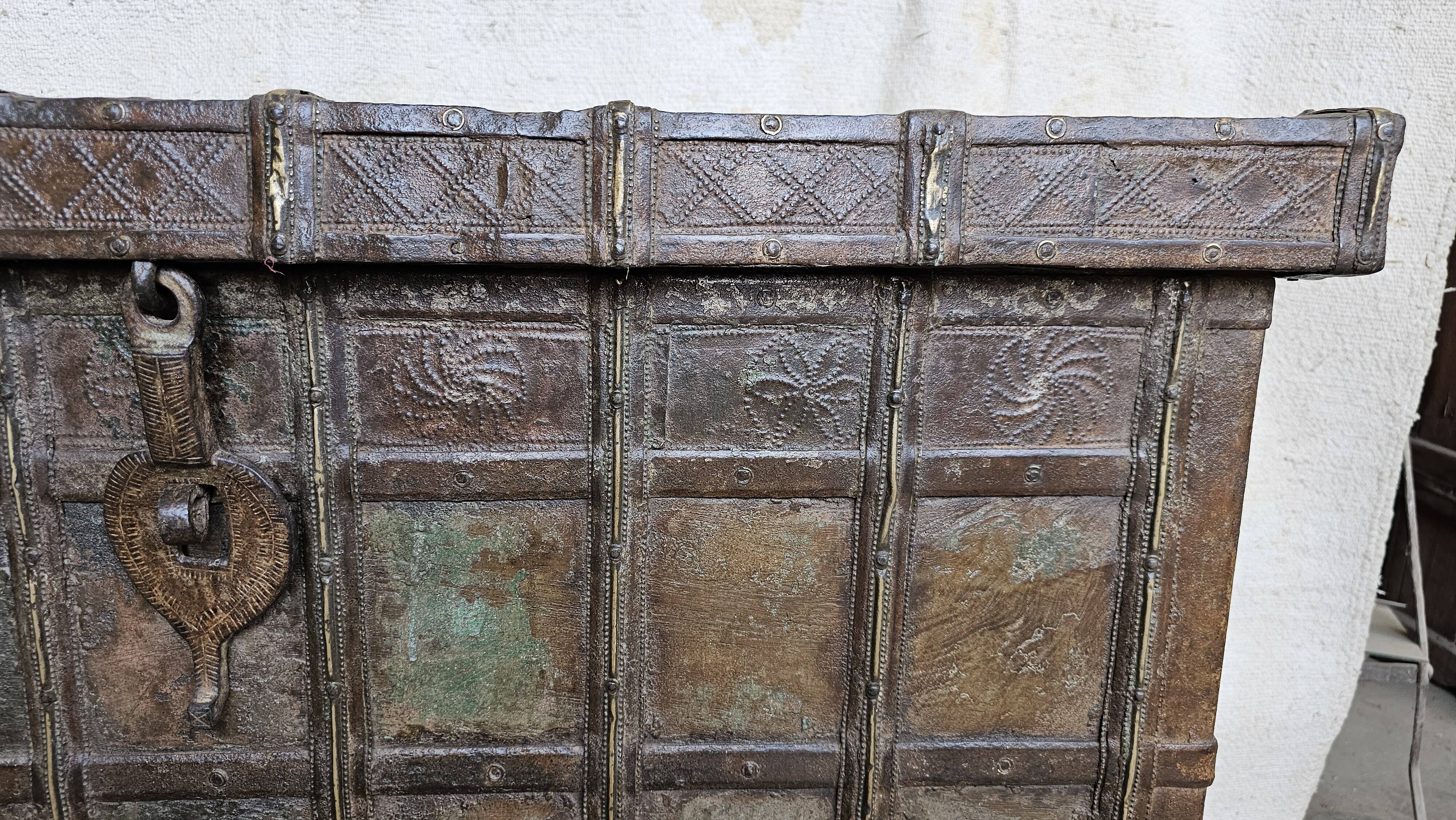 Old chest - dowry console from Bikaner in teak and wrought iron