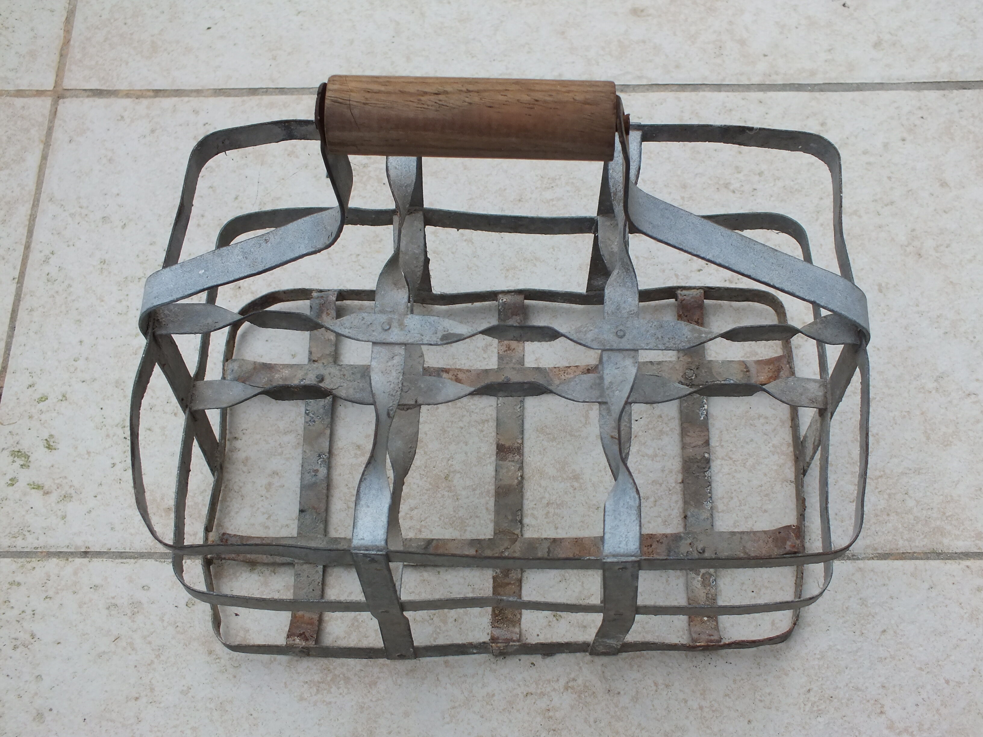 Galva basket with 6 bottles wooden handle