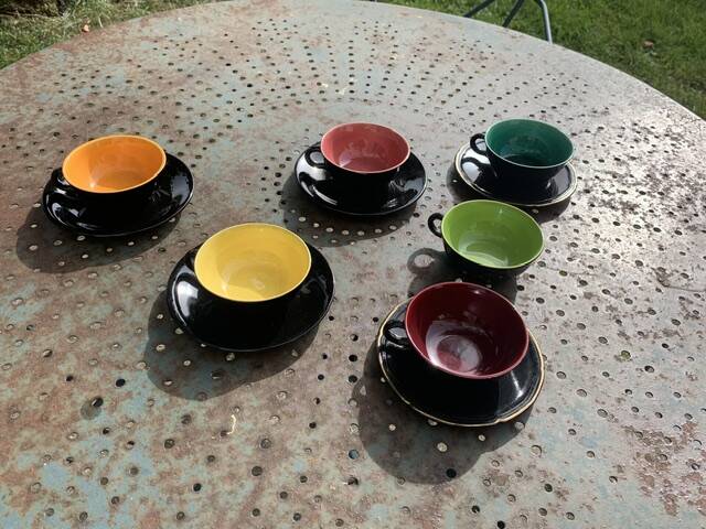 Coffee service composed of 5 cups and saucers in black earthenware and different colored interiors