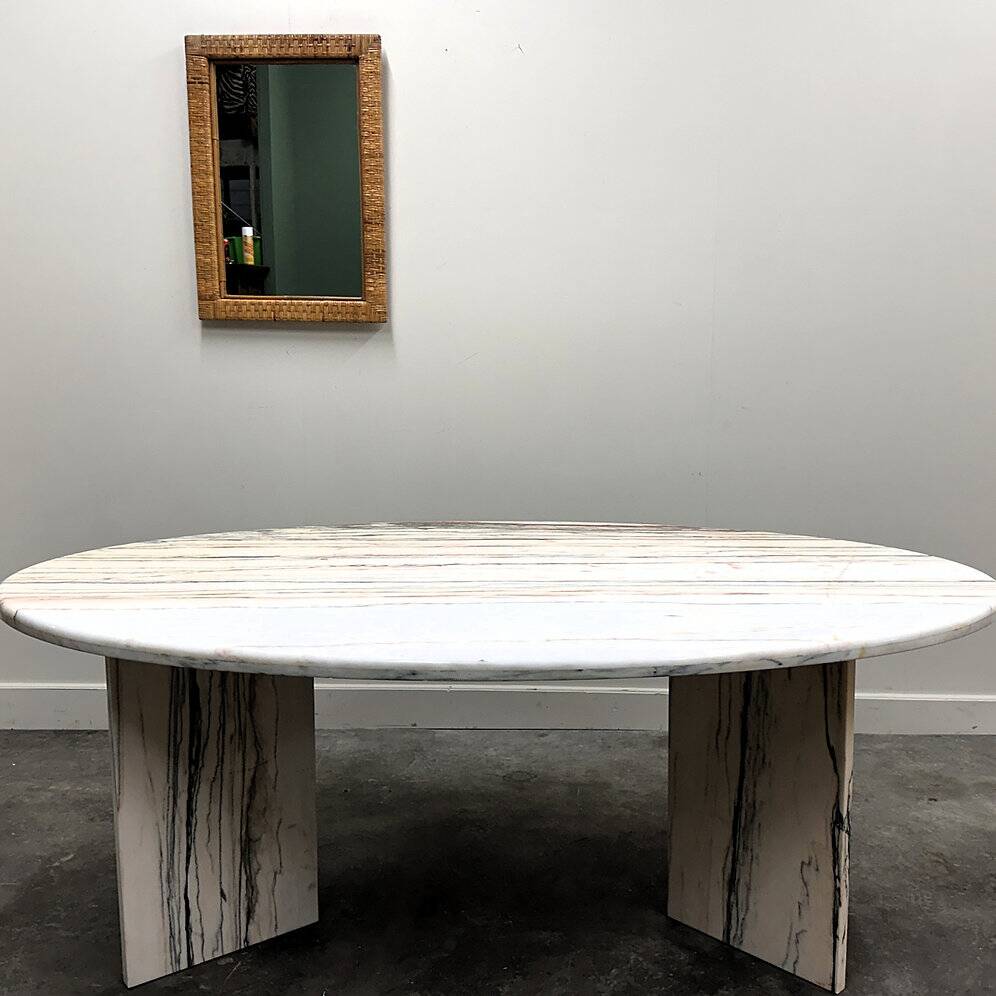 Grande table de salle à manger ovale en marbre Arabescato Rosso italien – années 1970, sculpture sur pierre