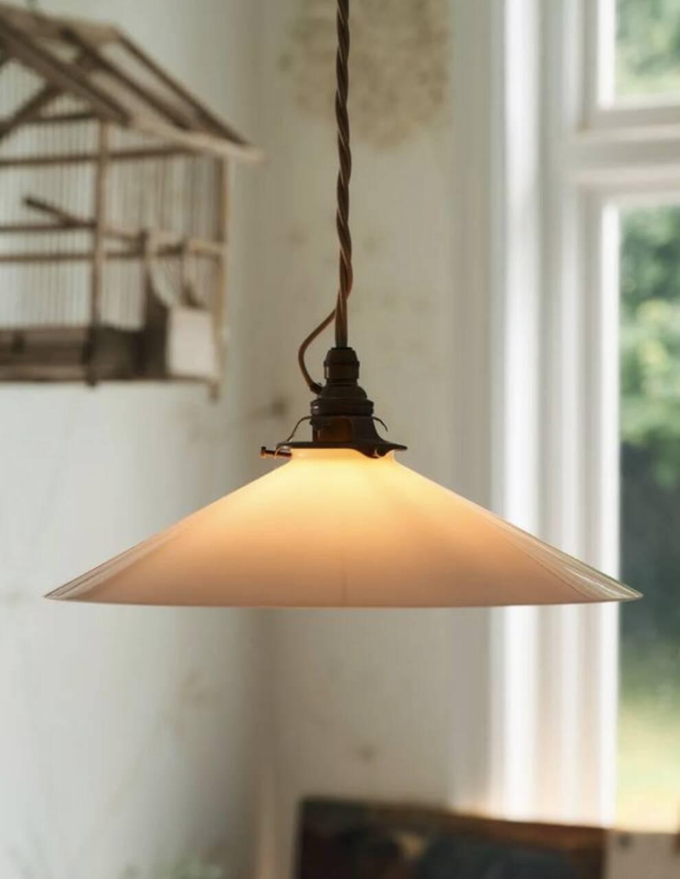 Suspension en verre opalin – vintage DeVOL