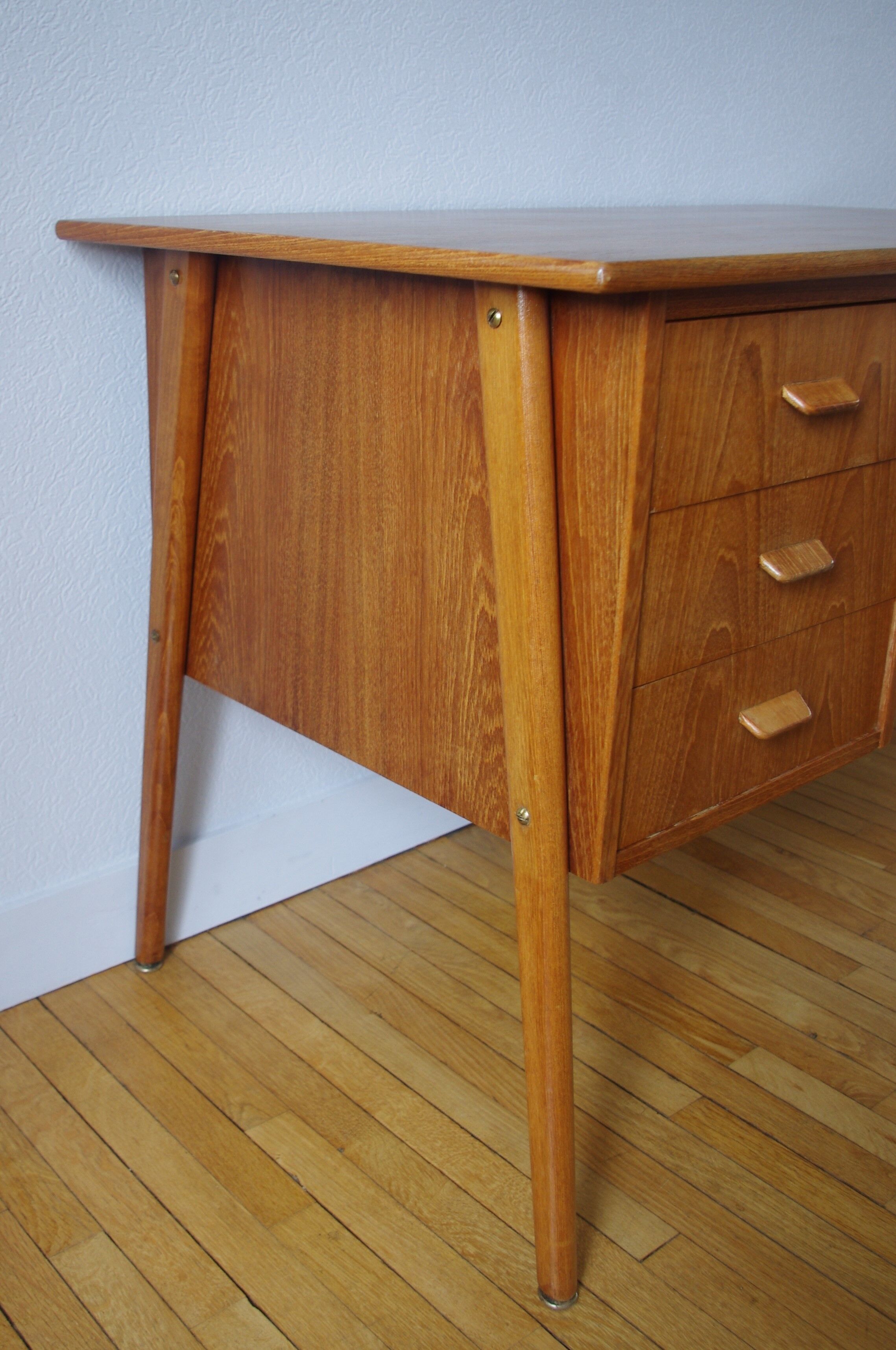 Bureau danois pieds compas