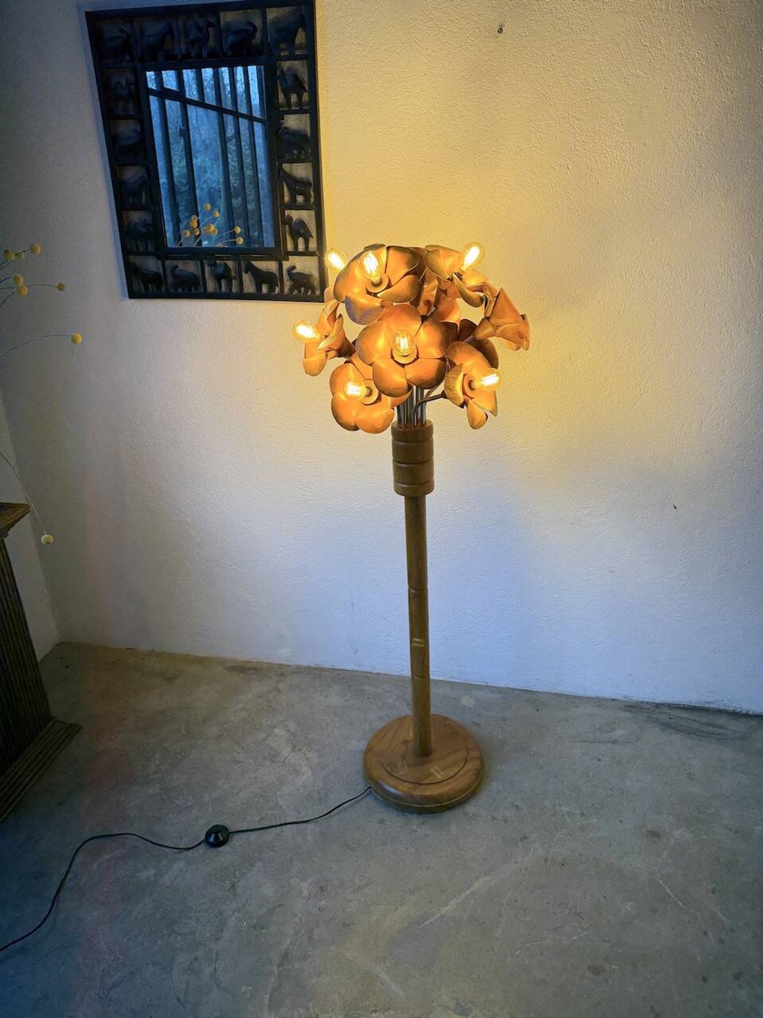 Lampadaire en orme motifs « fleurs », années 70