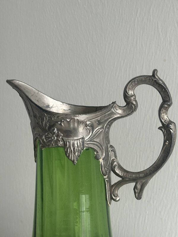 Pichet en verre vert translucide