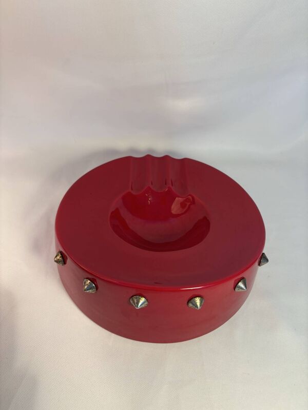 Cendrier vintage rouge laqué à clous métalliques – pièce design et déc