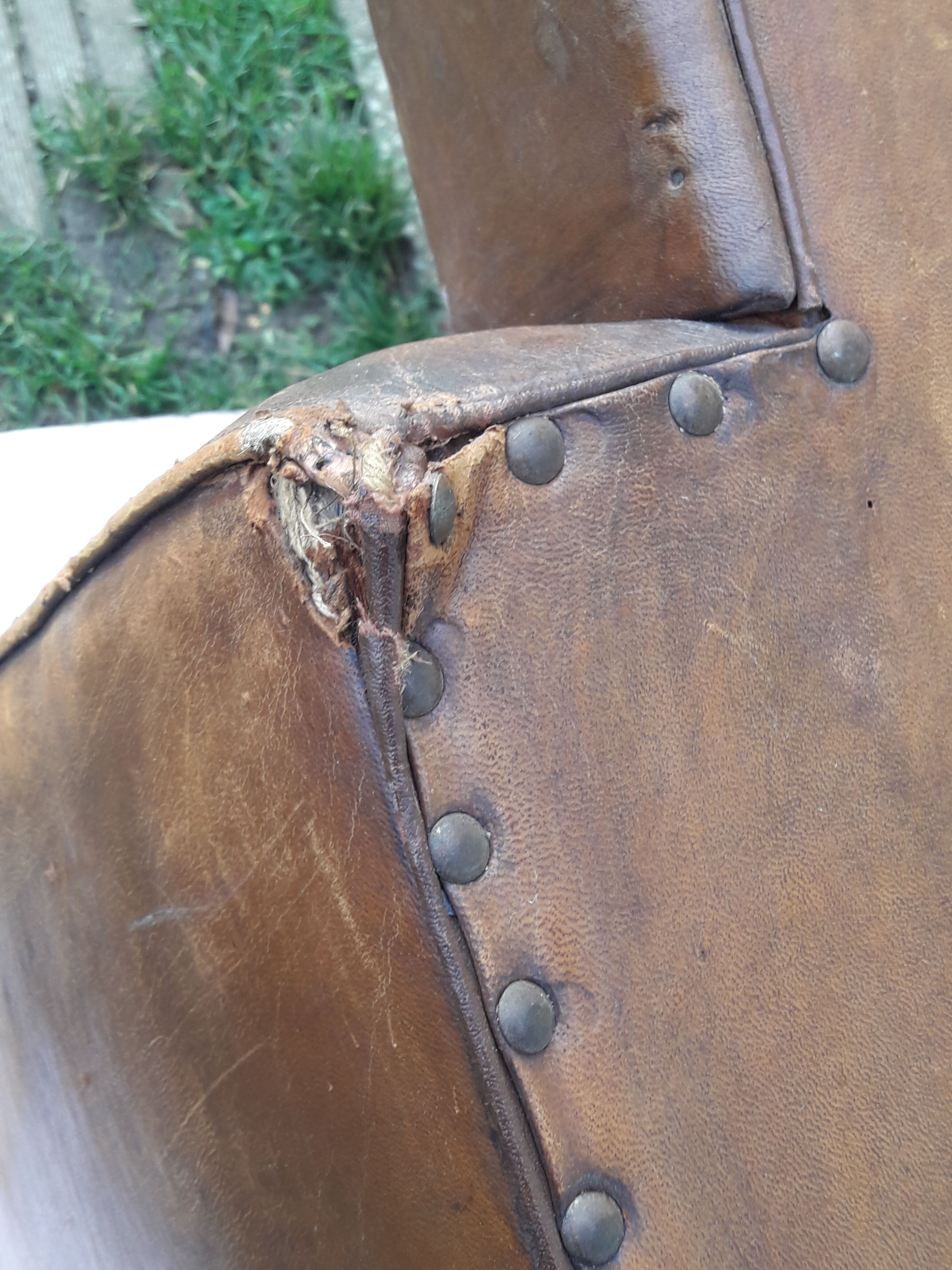 Paire de fauteuils club en cuir marron