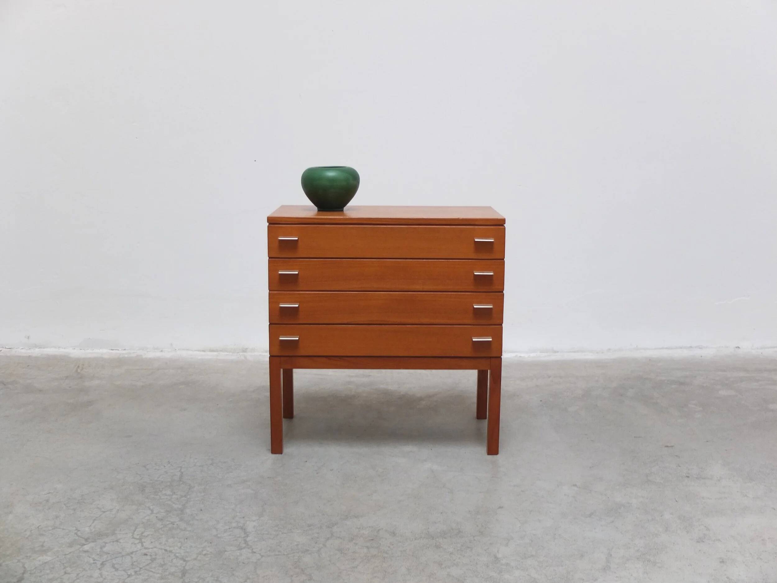 Commode suédoise en teck avec poignées en métal, années 1970
