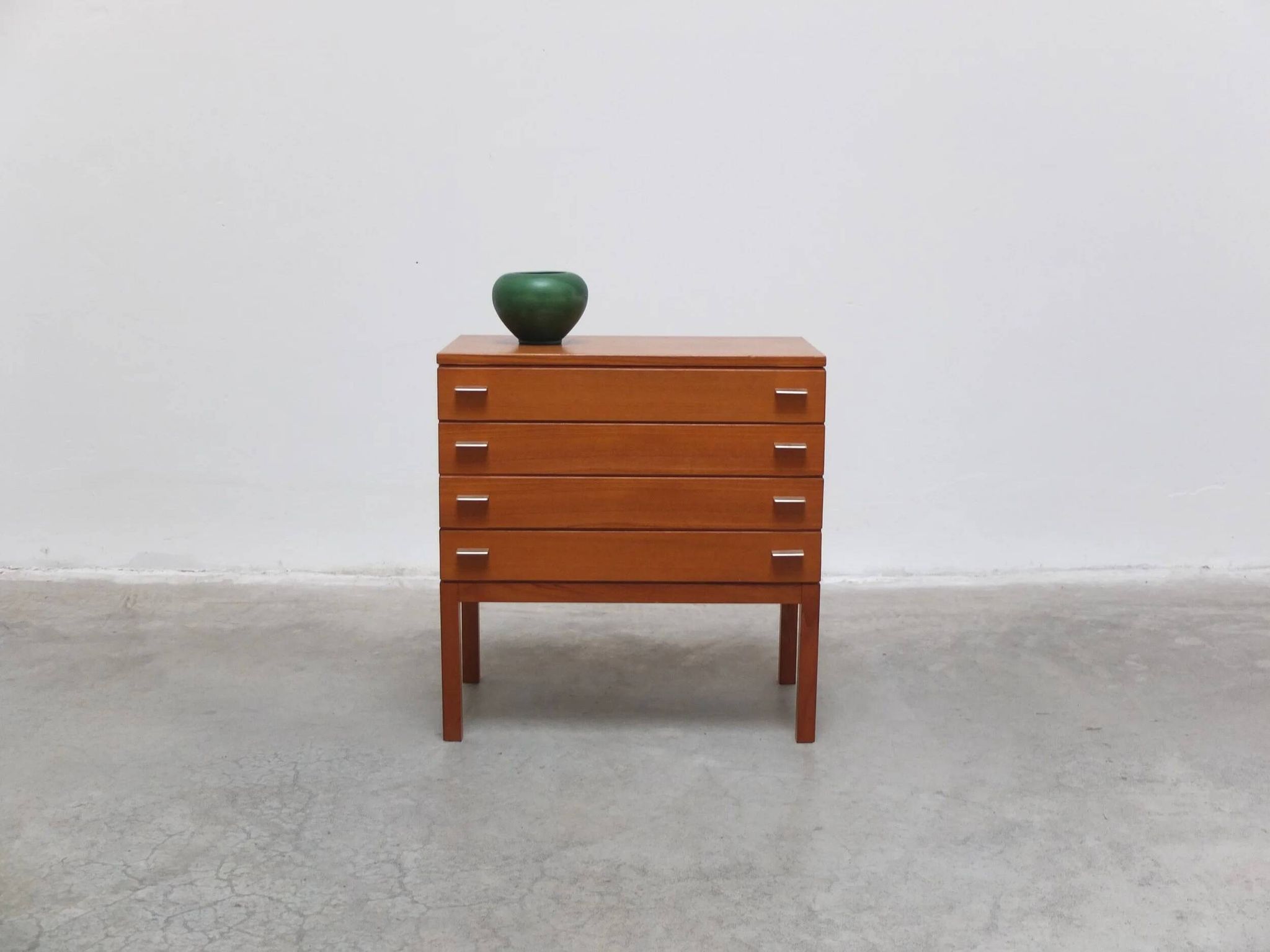 Commode suédoise en teck avec poignées en métal, années 1970