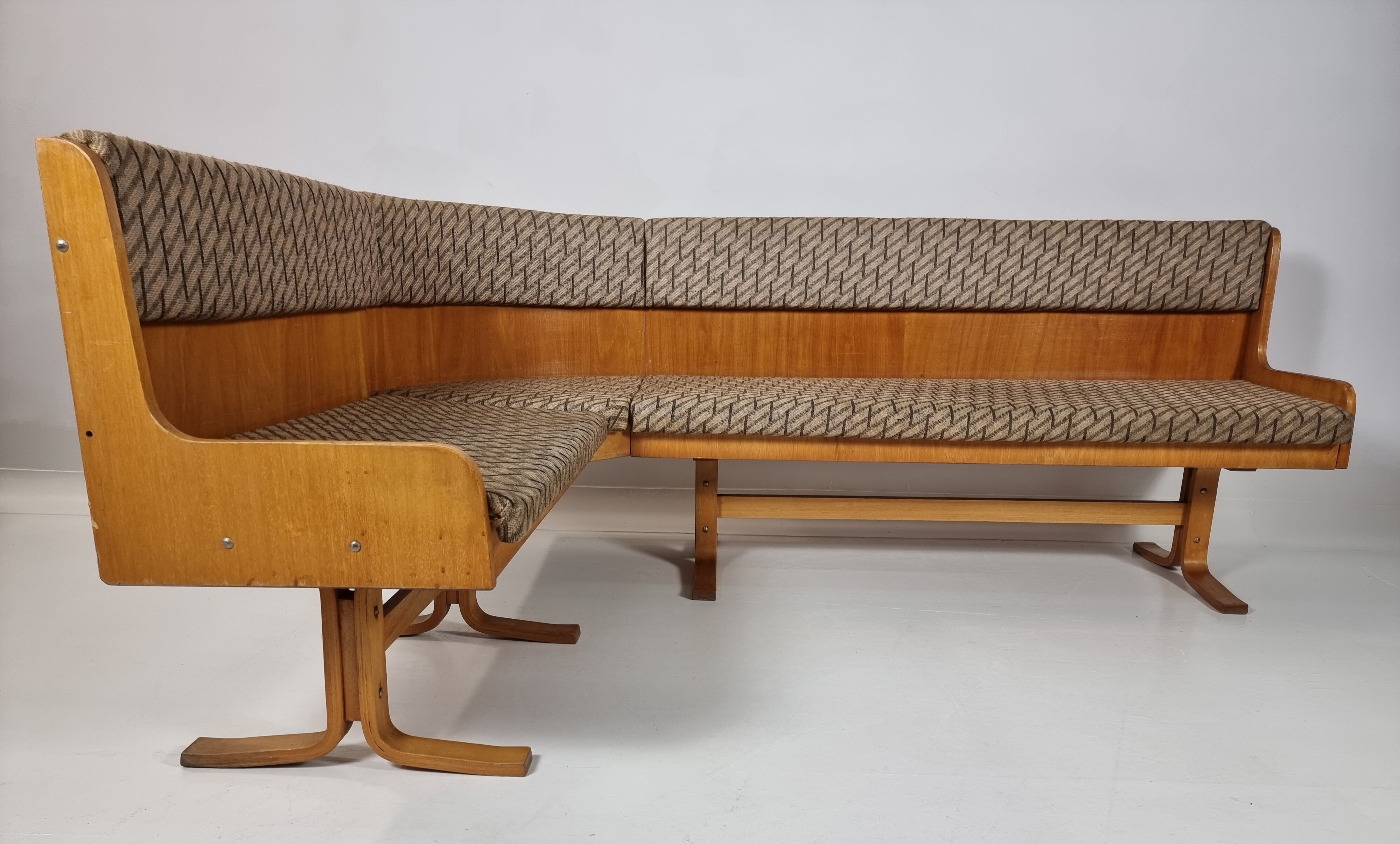 Canapé d’angle et 2 chaises par Ludvik Volak pour Drevopodnik Holesov, années 1960