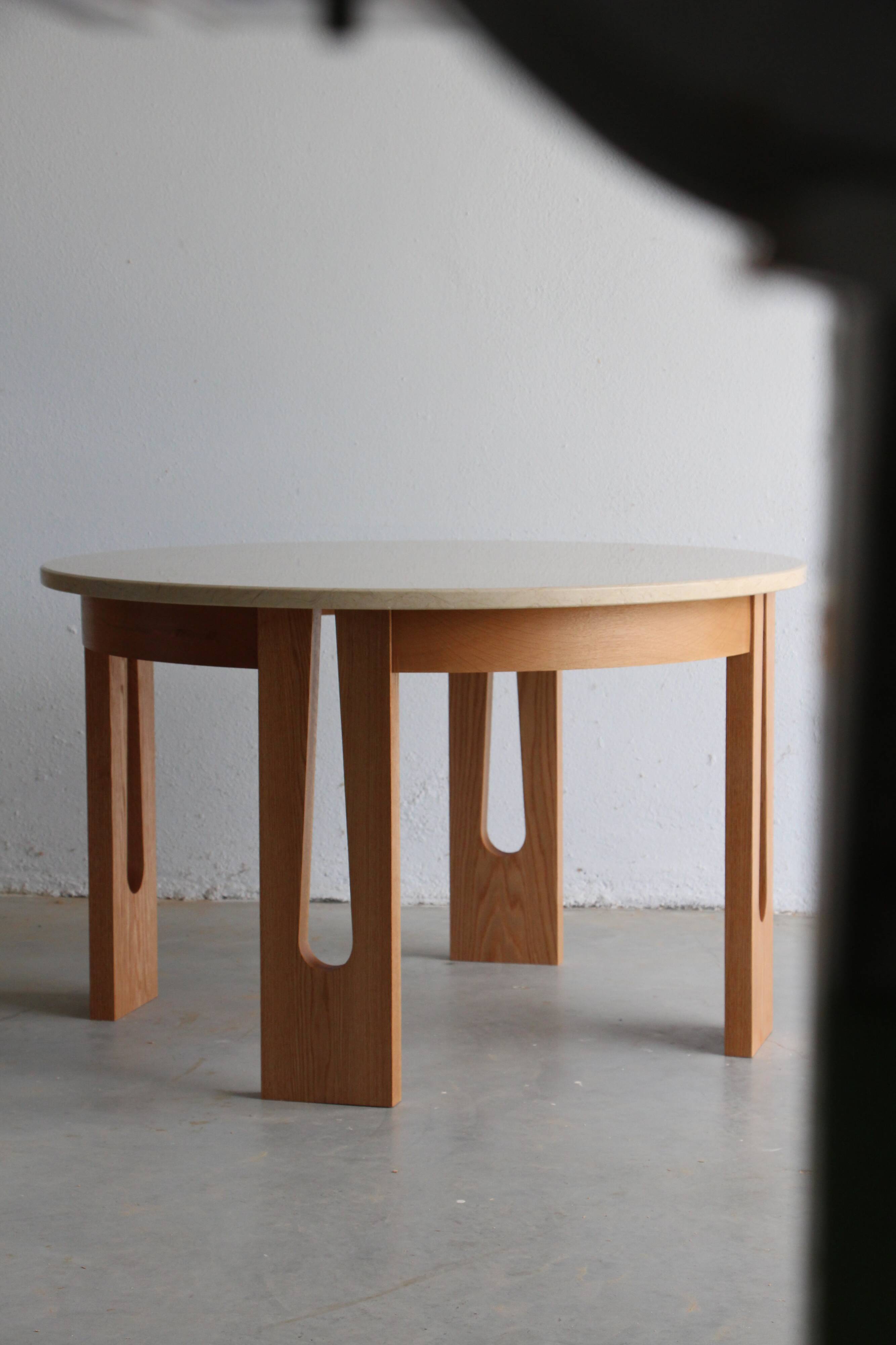 Round dining table