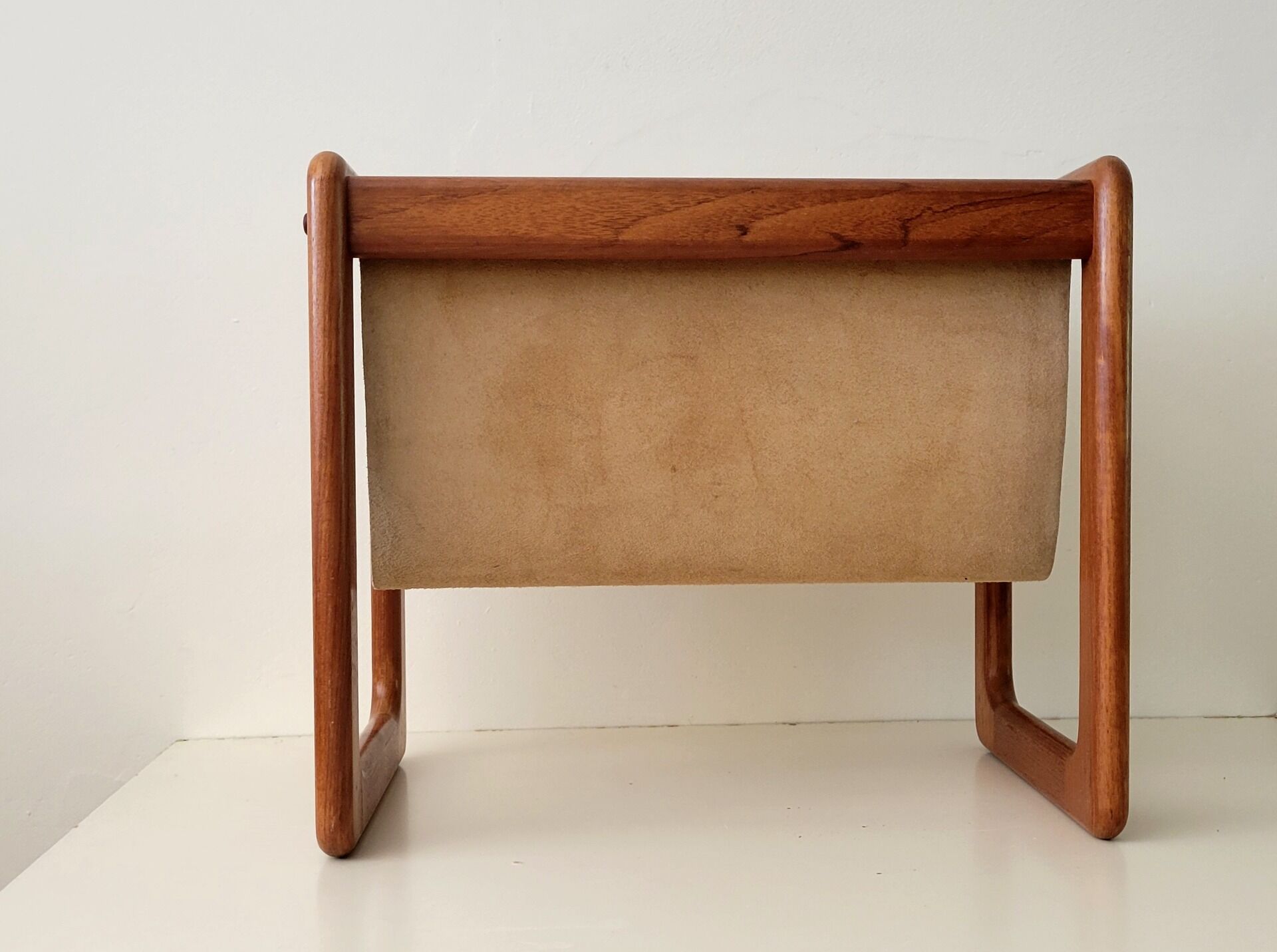 Vildbjerg magazine rack, Danish Mid Century Modern magazine rack in teak and suede