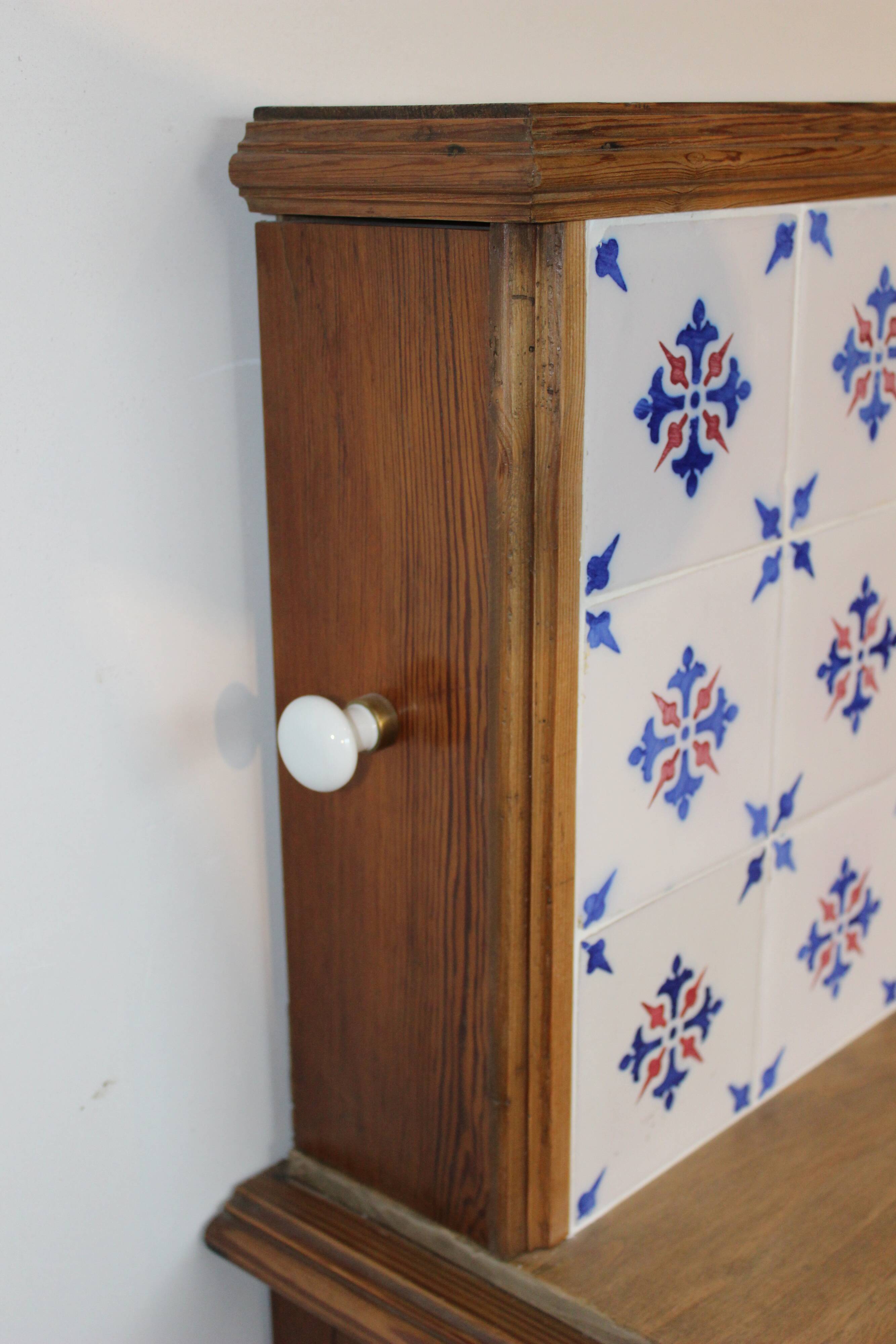 Toilet furniture in pitchpin