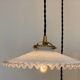 Paire de suspensions bistrot opalines dentelées