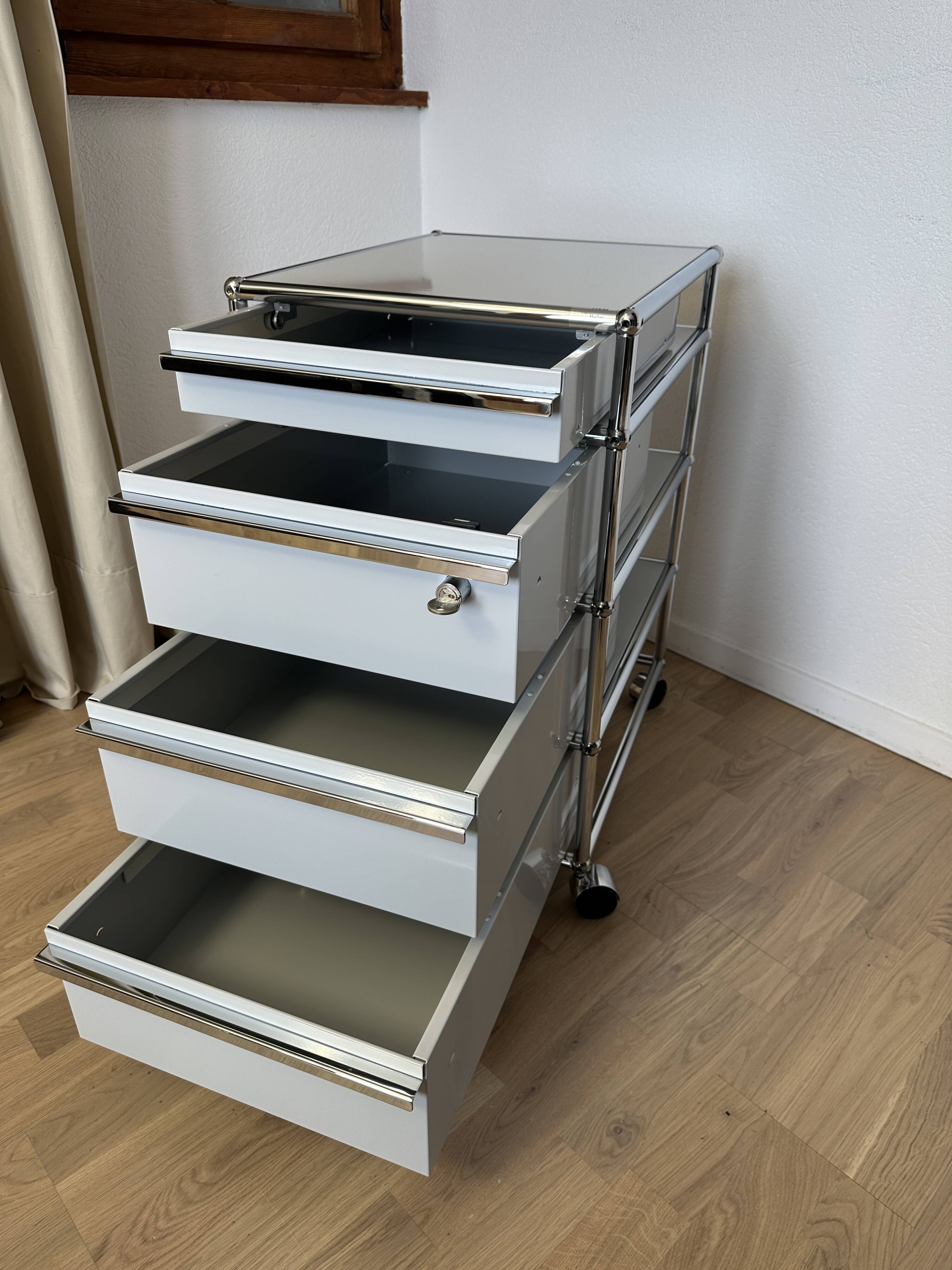 USM Haller wheeled caisson in light grey