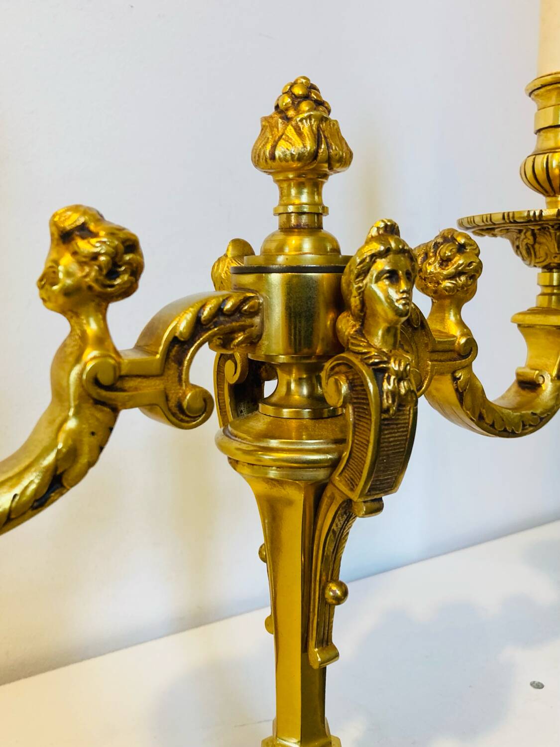 Chandelier en bronze à décors de putti et cariatides, début XXe