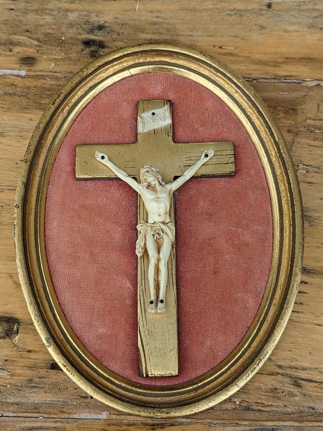 Médaillon crucifixion vintage
