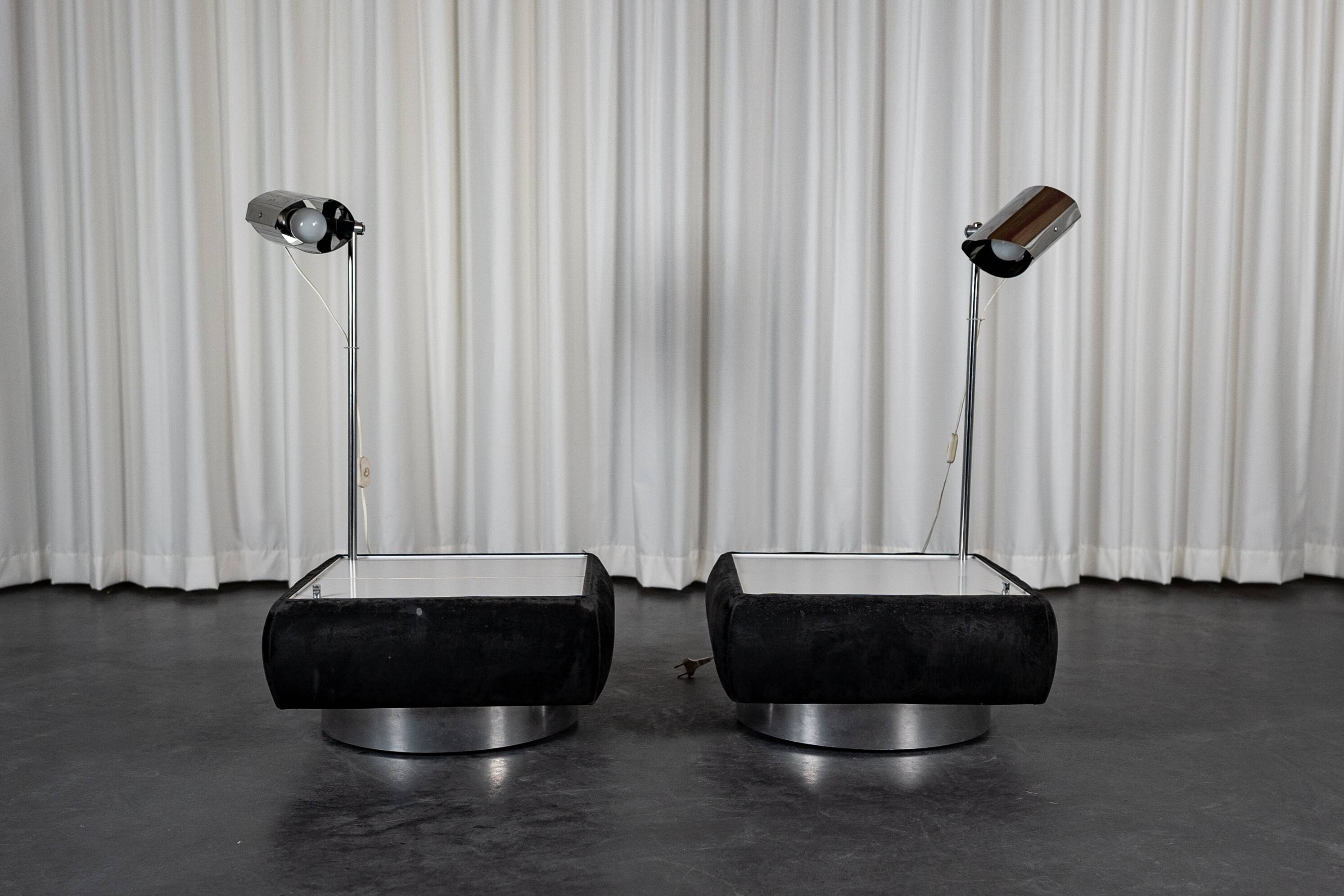 Set of 2 side tables with integrated lamp.