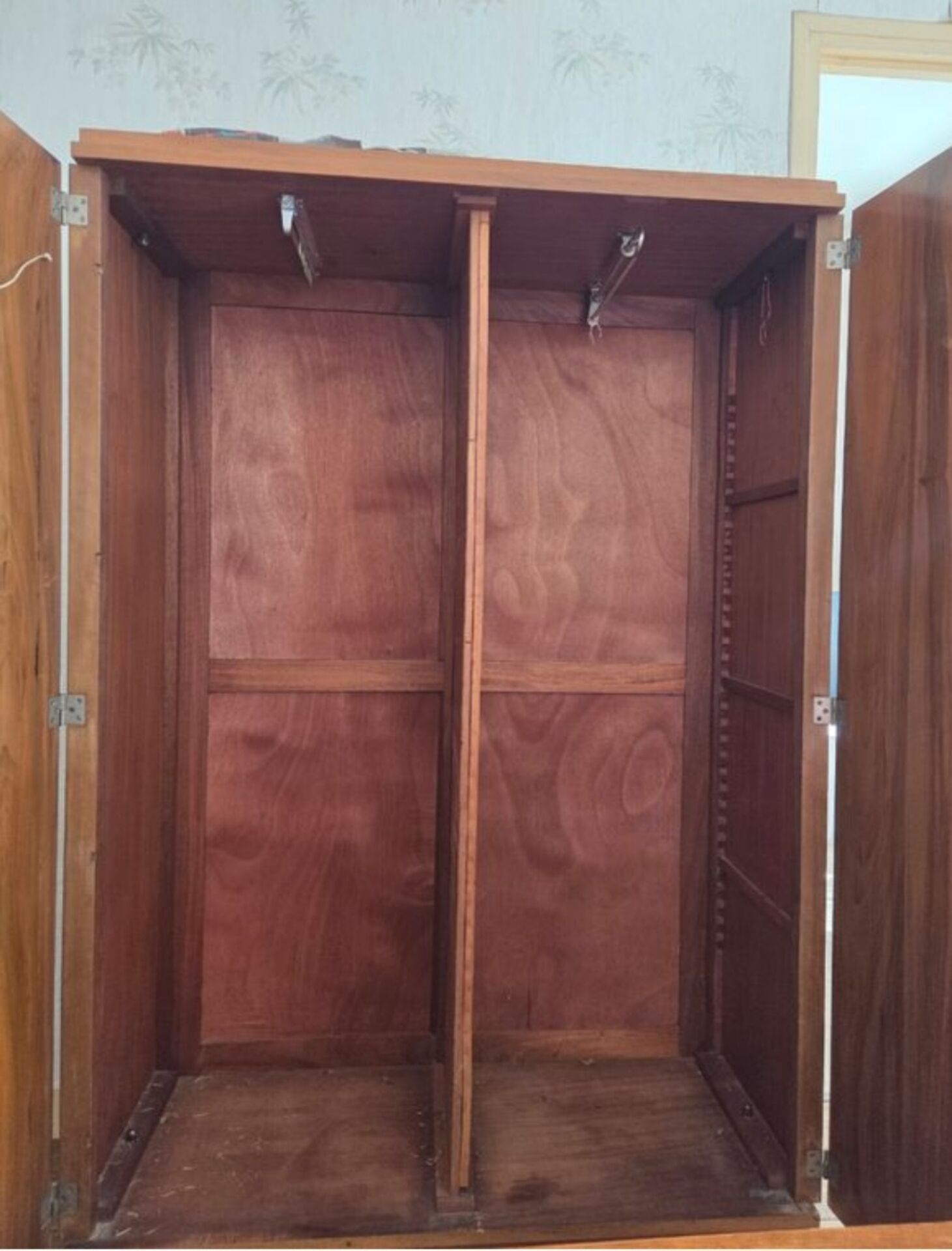 Armoire en bois vintage