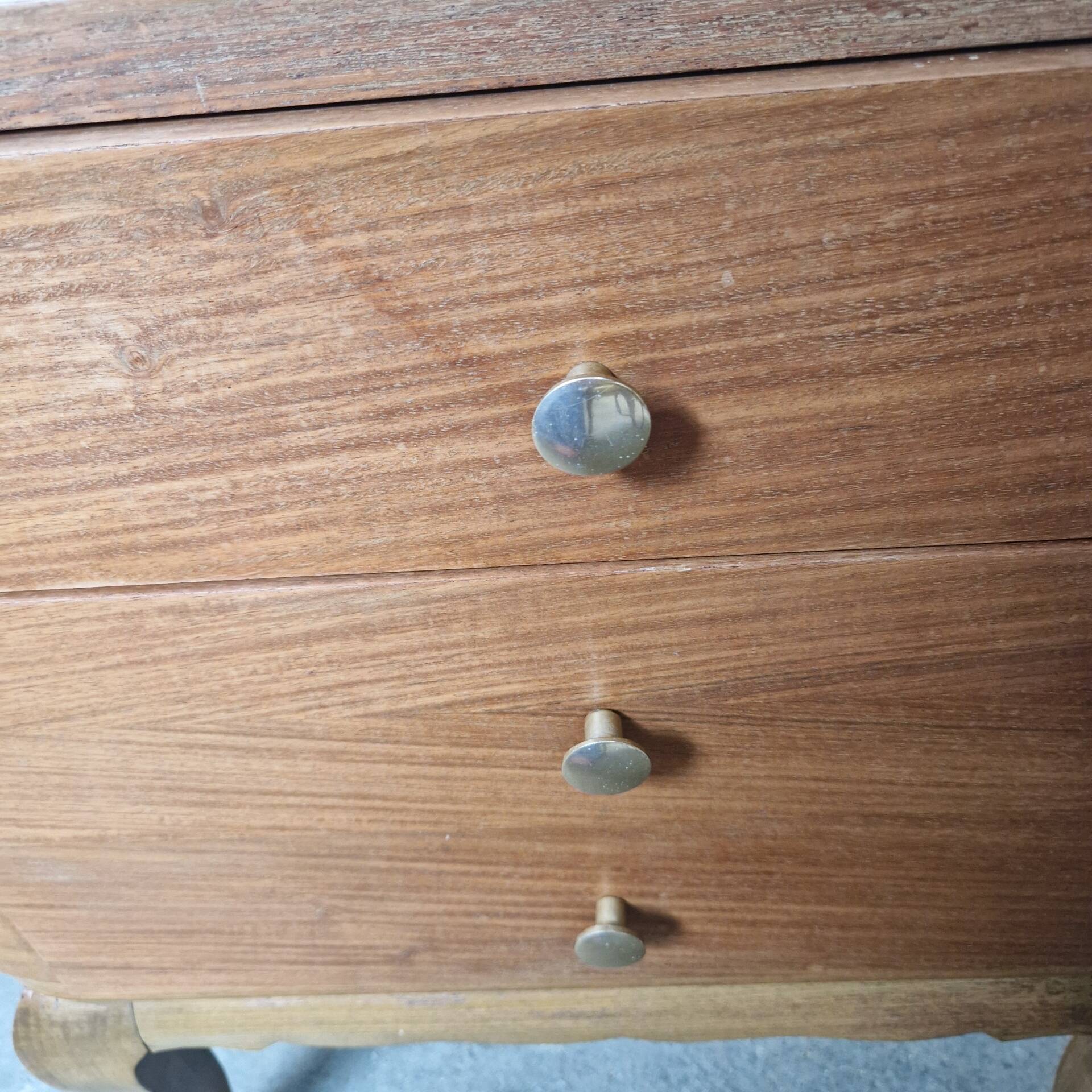 Small vintage Art Deco piece with 3 drawers, curved legs and caps.