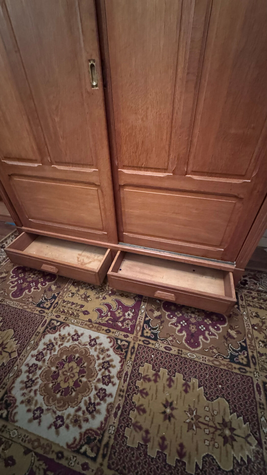 Large solid oak wardrobe – 2 sliding doors – 2