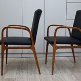 Suite de 2 fauteuils en cuir noir et bois