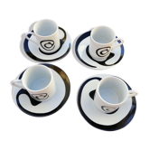 Tasses à café de bar avec soucoupes