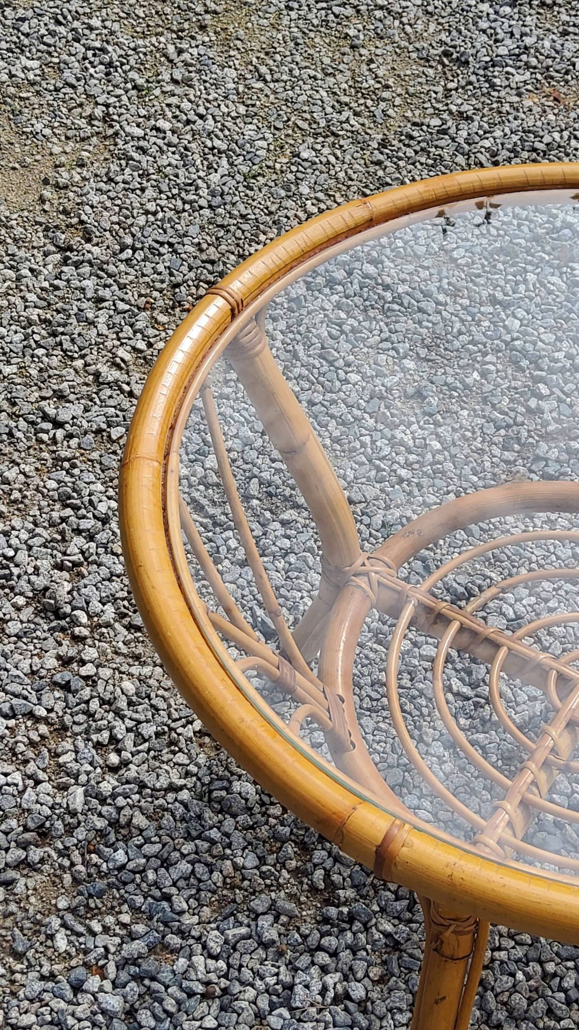 Table basse ronde en rotin plateau en verre des années 70