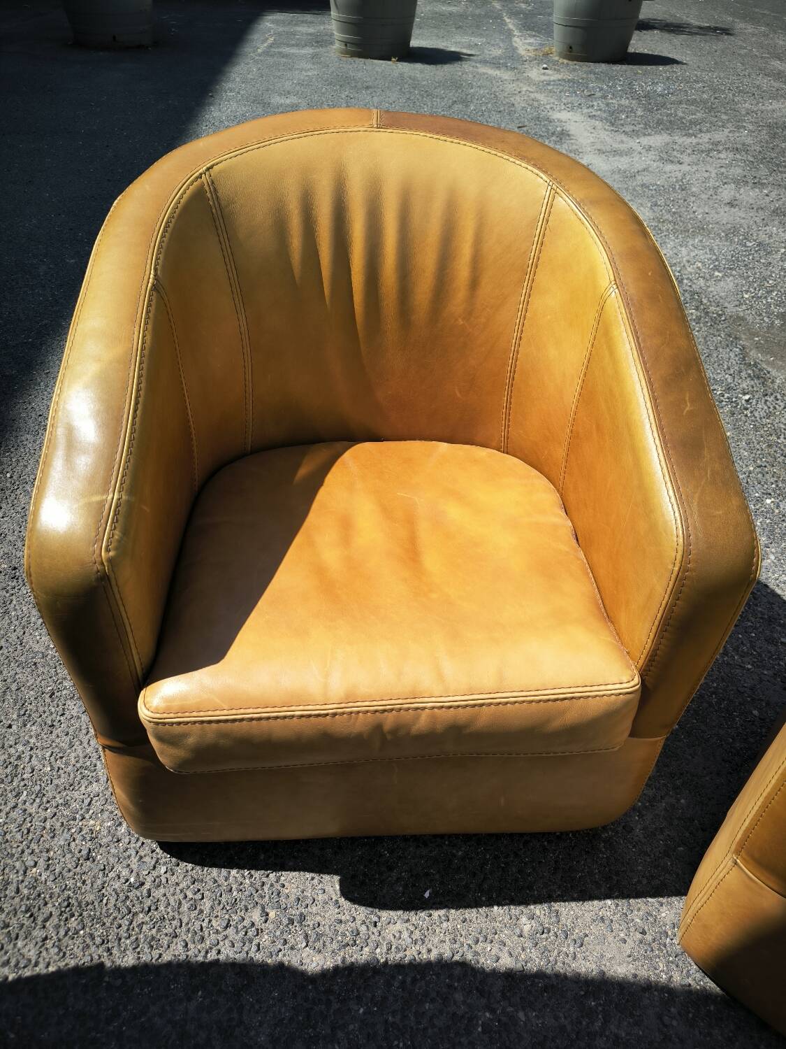 Paire de Fauteuils cuir vers 1980