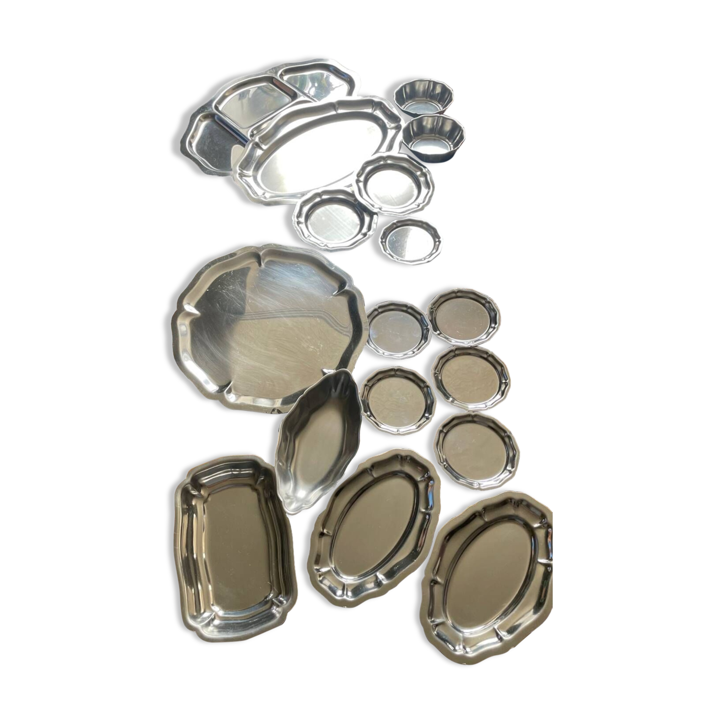Set of stainless steel dishes