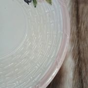 Assiette ancienne en barbotine
