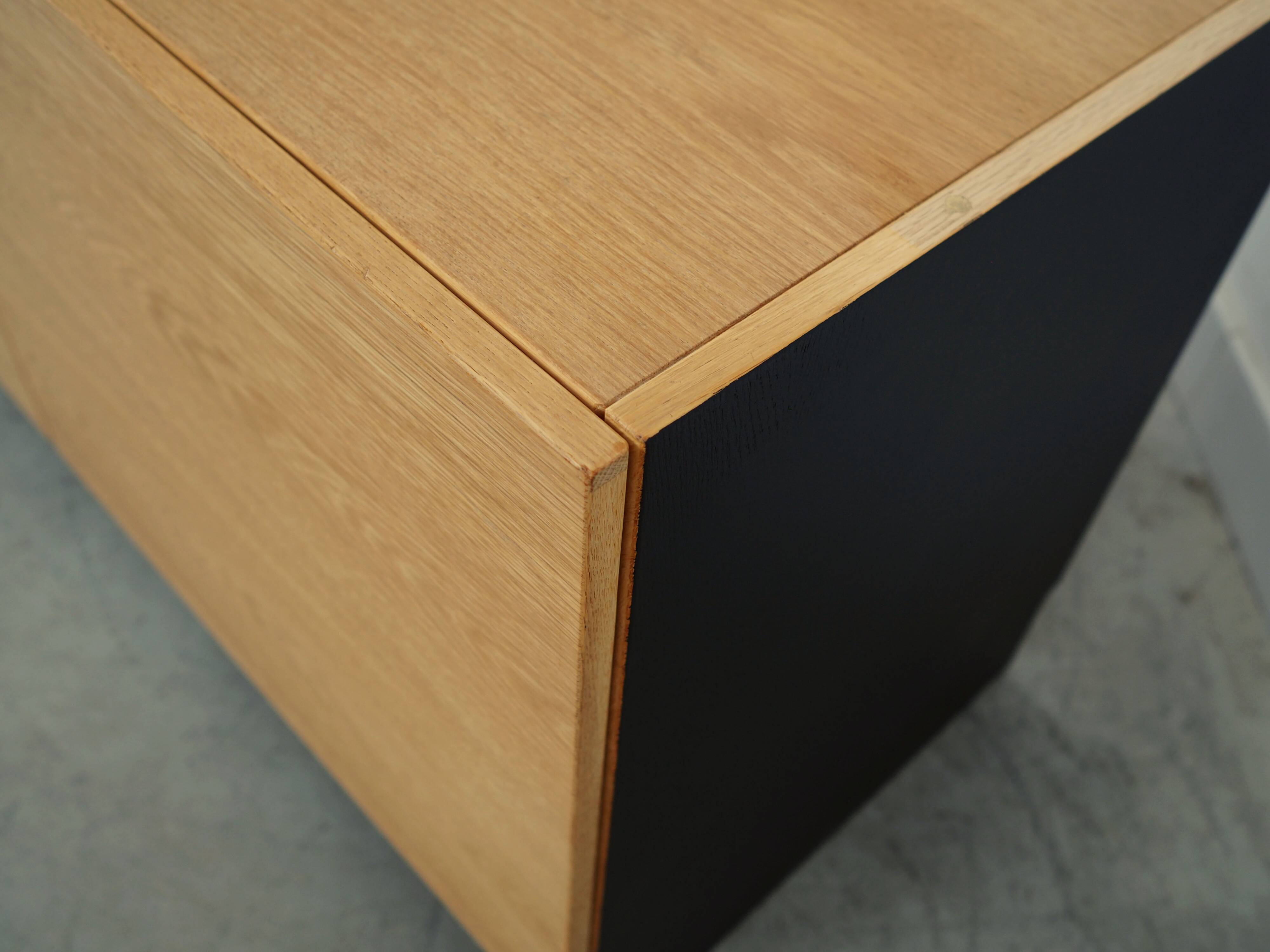 Buffet en frêne, design danois, années 1970, production : Danemark