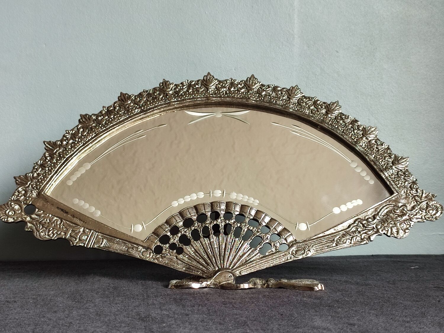 Table mirror vintage engraved glass fan