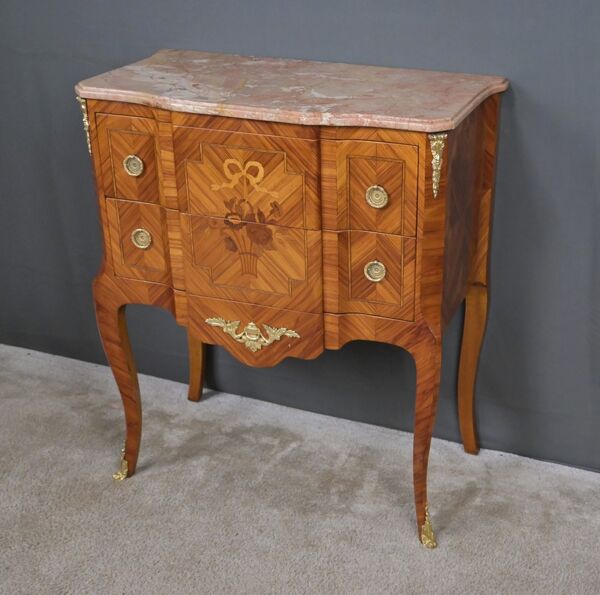 Commode en marqueterie de bois de rose, style transition Louis XV Louis XVI – milieu XXe