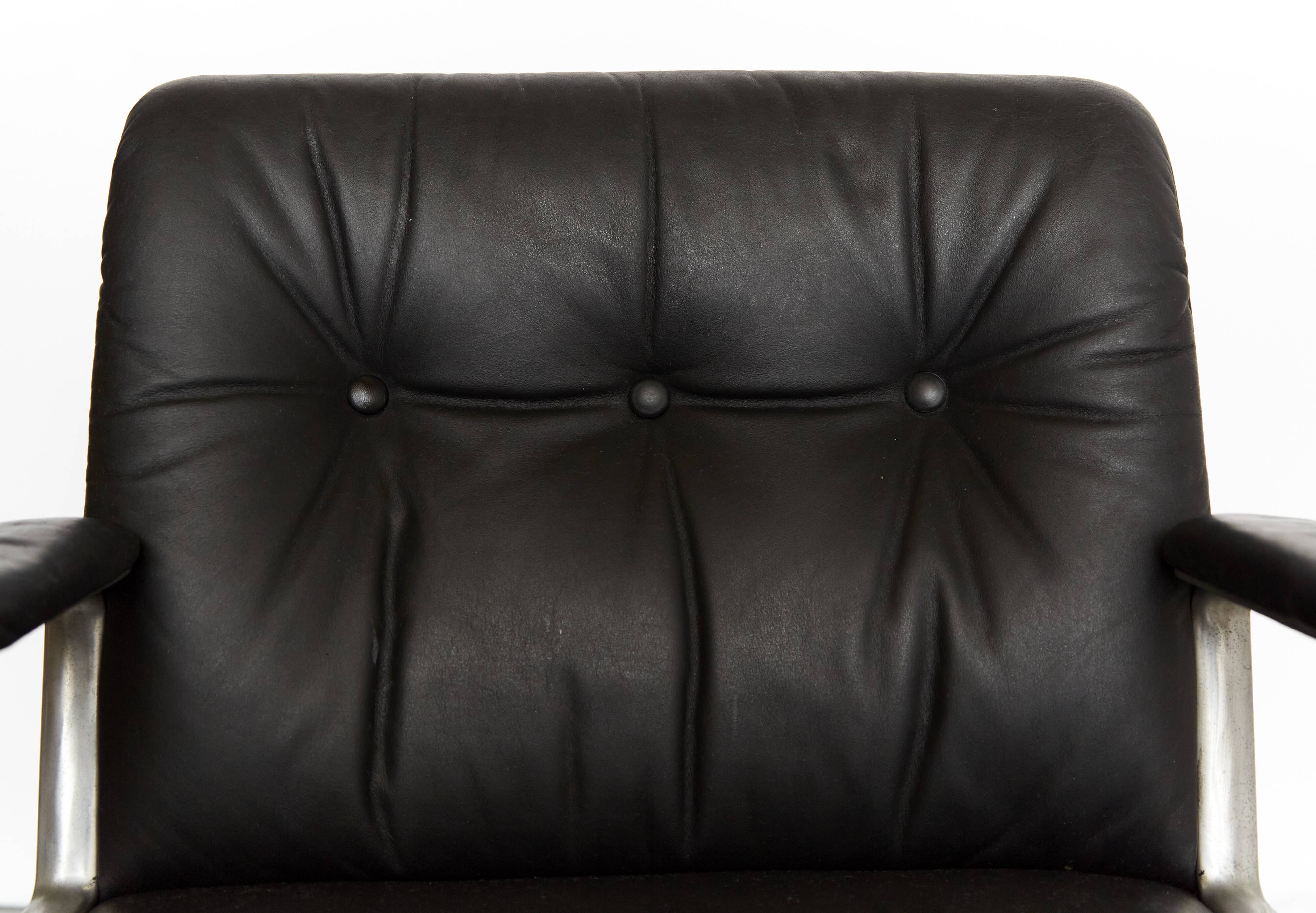 Osvaldo Borsani swivel Chair P125 for Tecno Milano